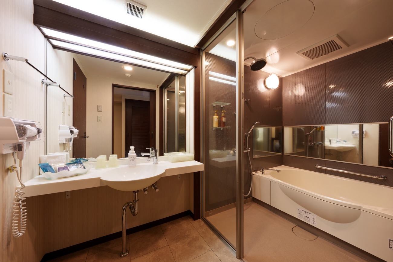 Garden side twin bathroom/Ocean's Wing