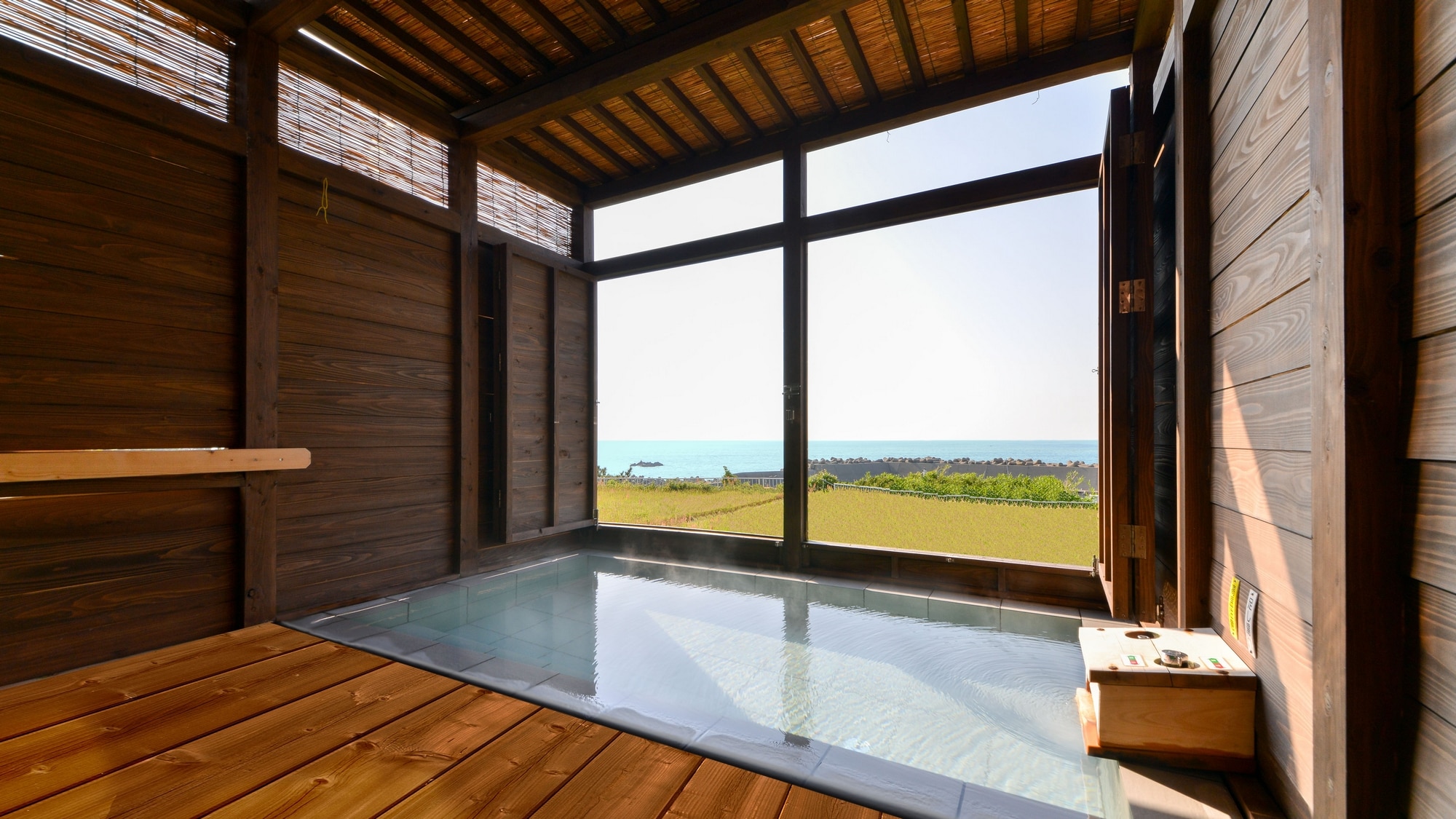 Please enjoy the view while relaxing in the open-air bath.