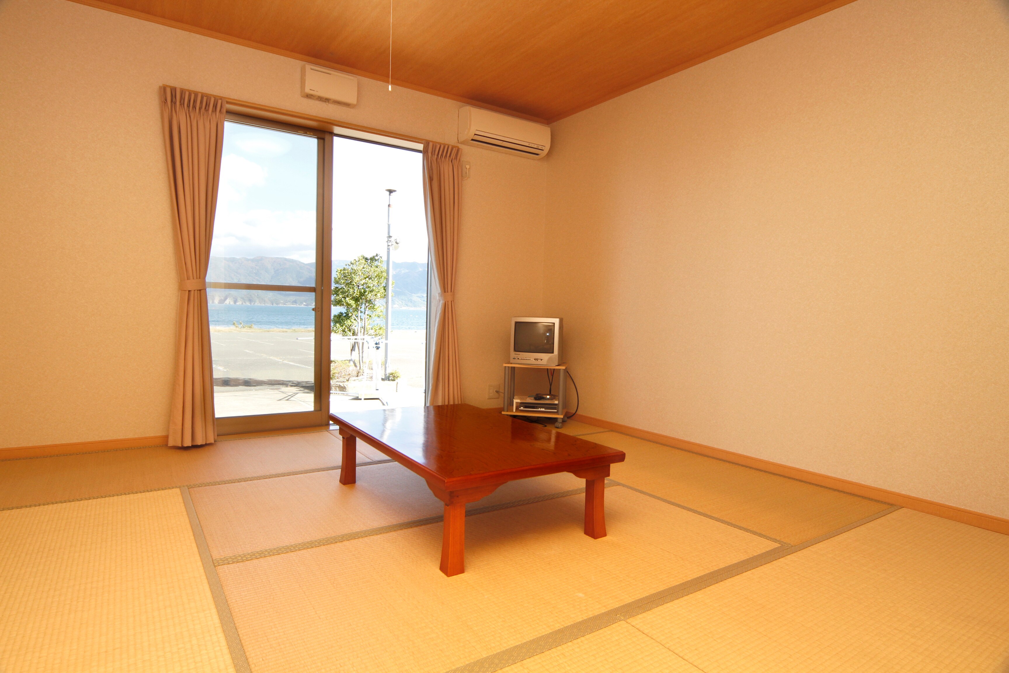 Japanese-style room★ "At our hotel, guests are required to lay out their own futons. We appreciate your understanding."