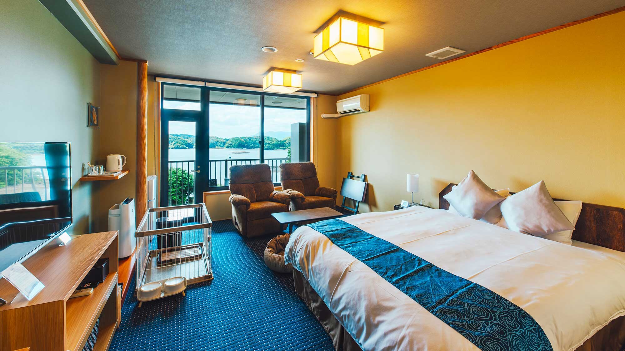 [Queen Room] A spacious room with a Simmons queen bed. Recommended for couples.