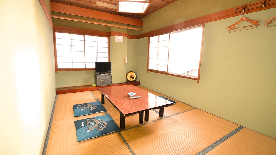 An example of a 6-tatami Japanese-style room. You can see the ocean from the room.