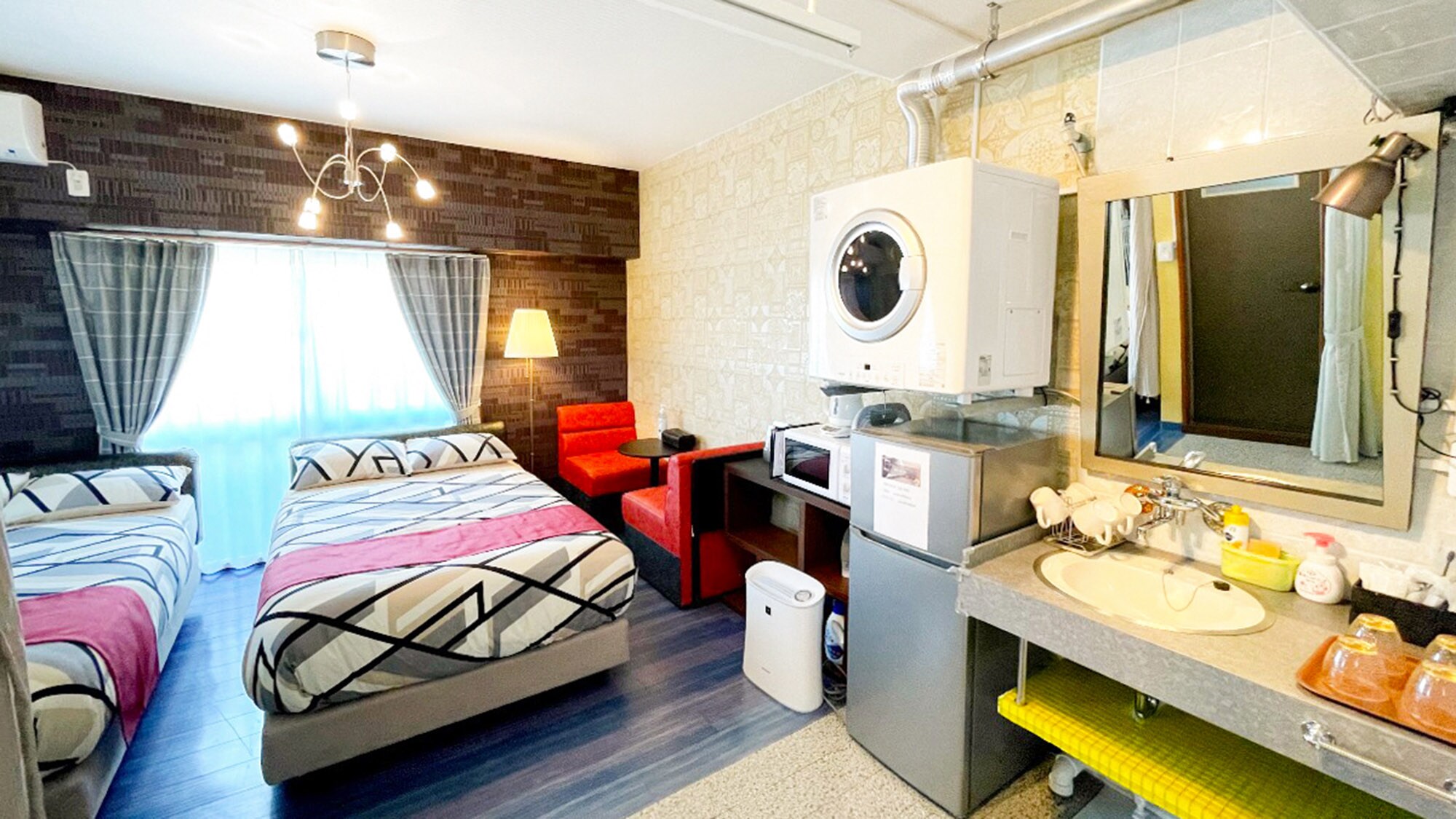・[Twin room] Up to four people can stay in one semi-double bed if two people use it.