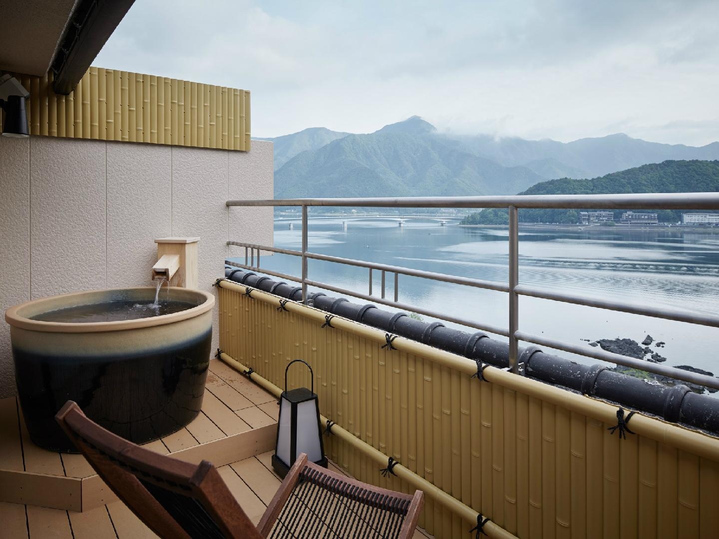 [溫泉◆帶露天浴池的客房] 12張榻榻米的日式房間，俯瞰河口湖