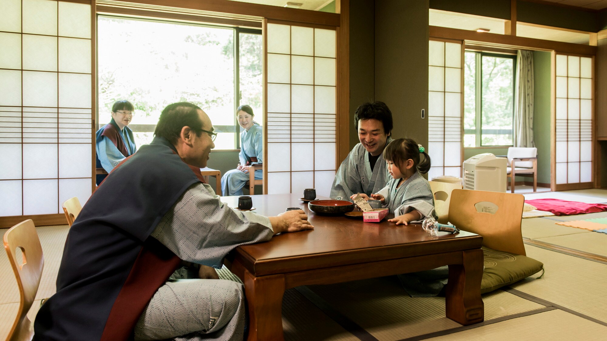 [Family room with 20 tatami mats on the 2nd floor] Large families can relax