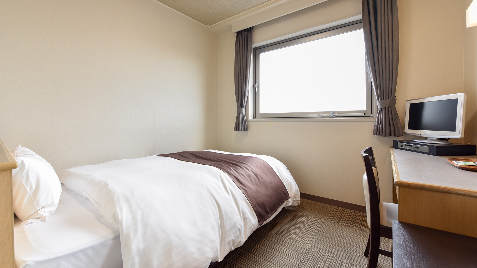 *[Example of a smoking single room] The bed is semi-double size so you can relax comfortably.