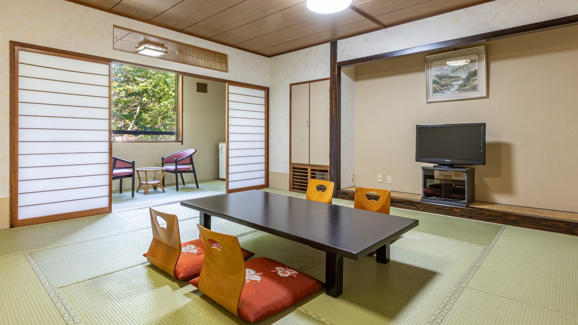 [West Building Japanese Style Room] This is a guest room in a building located between the main building and the east building. The first floor is a large public bath.