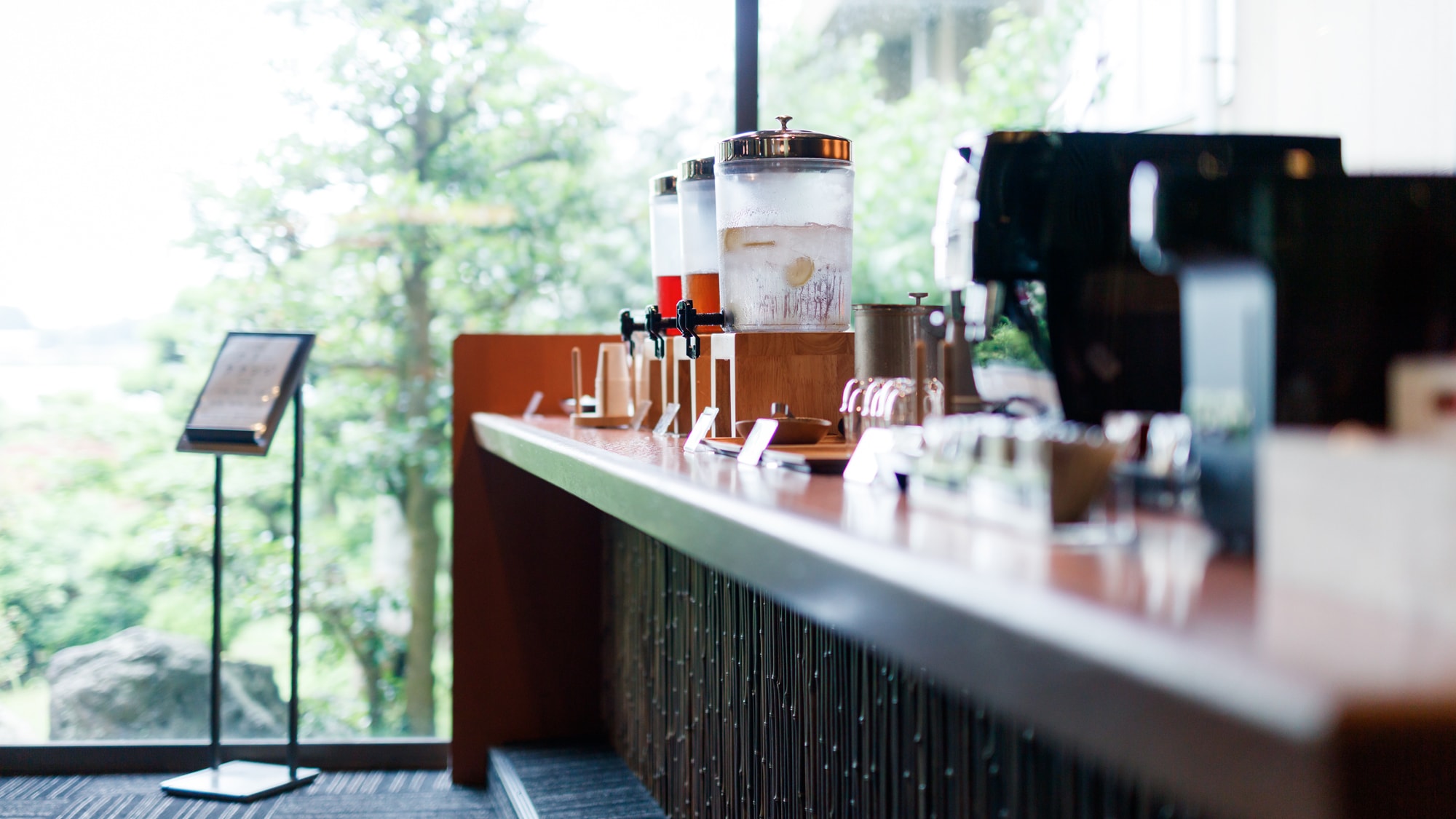 The lobby lounge is a free drink corner (alcohol is also available at night)
