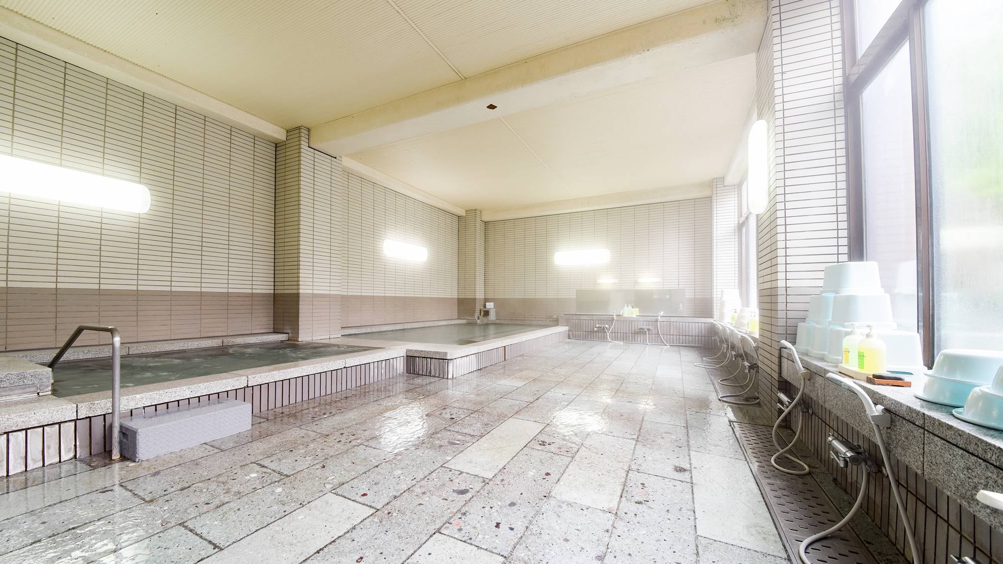 * Large communal bath / Spacious indoor bath with jacuzzi. It can be used comfortably by families and groups.