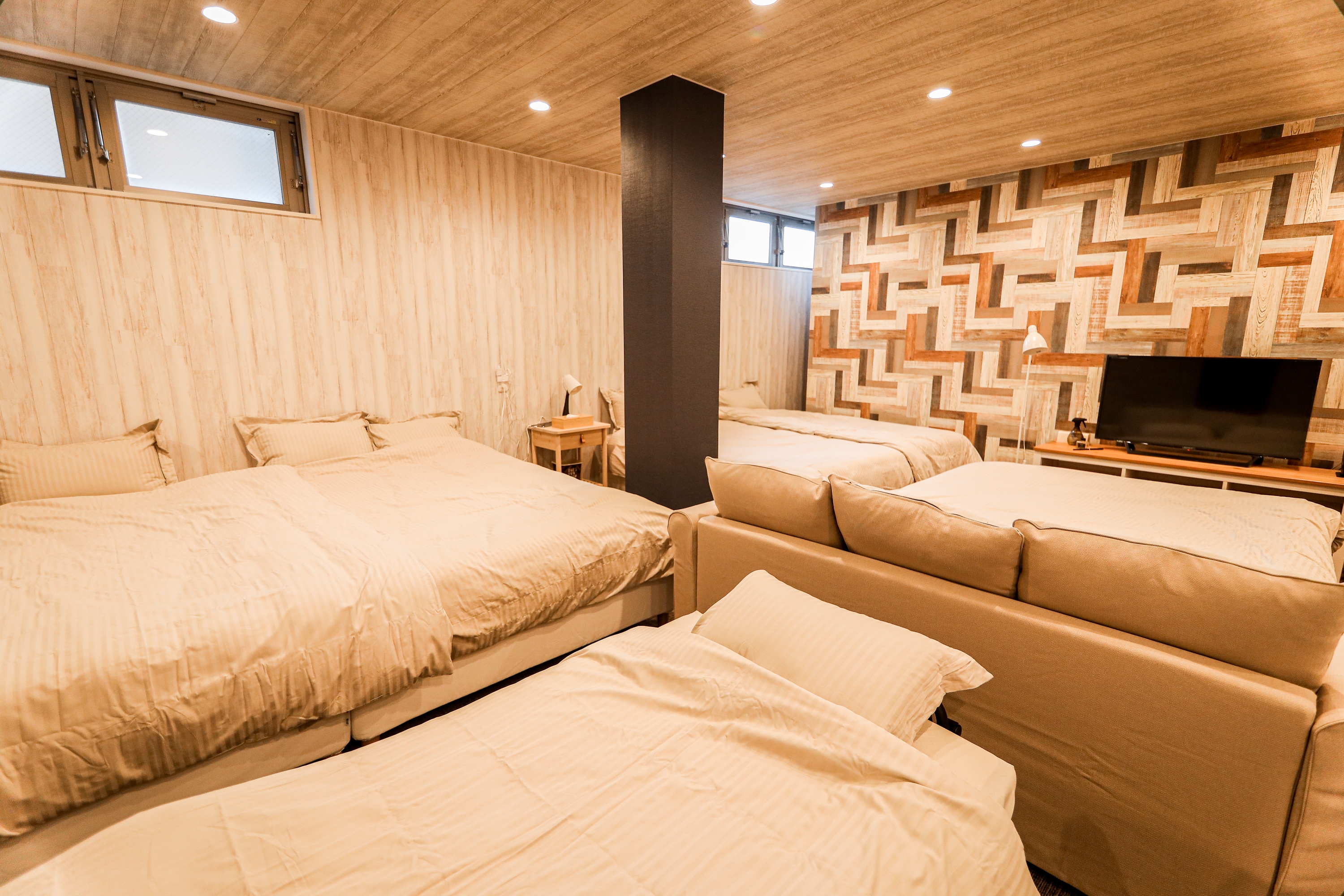 MQ1 room-5: The sofa has damage on the right side (left; it changes left and right depending on the photo).