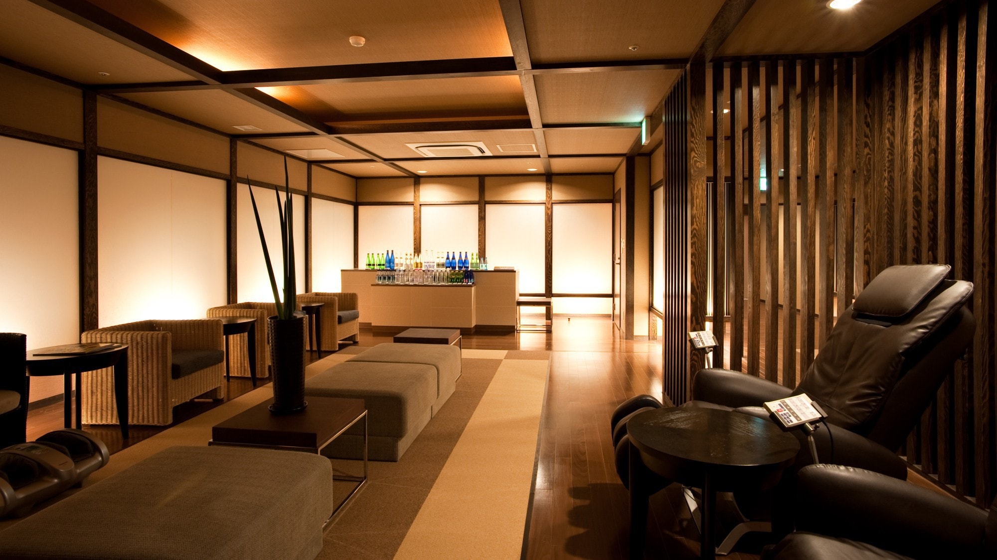 ◆ After bathing lounge / After bathing, take a break in the lounge with a massage chair.