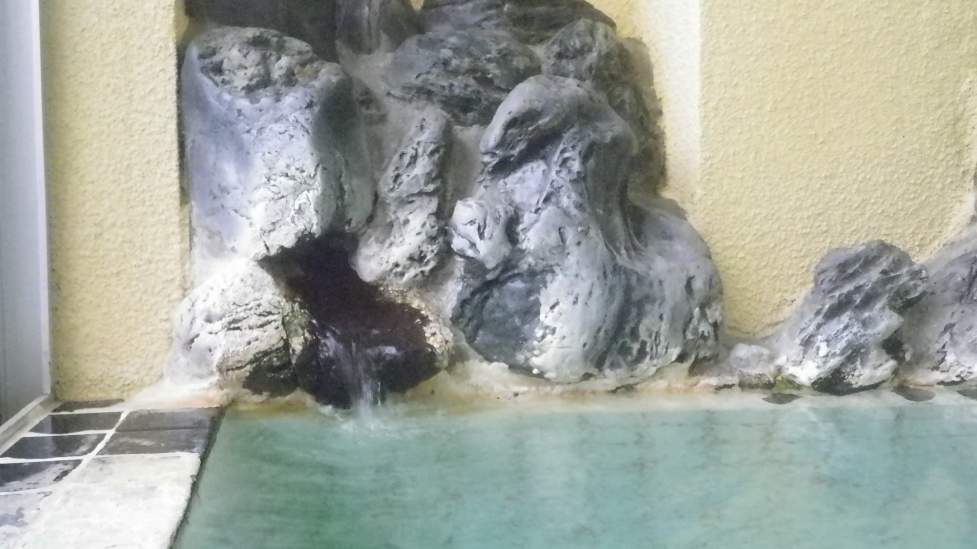* Large communal bath / 100% natural hot springs Please enjoy the hot springs flowing directly from the source.