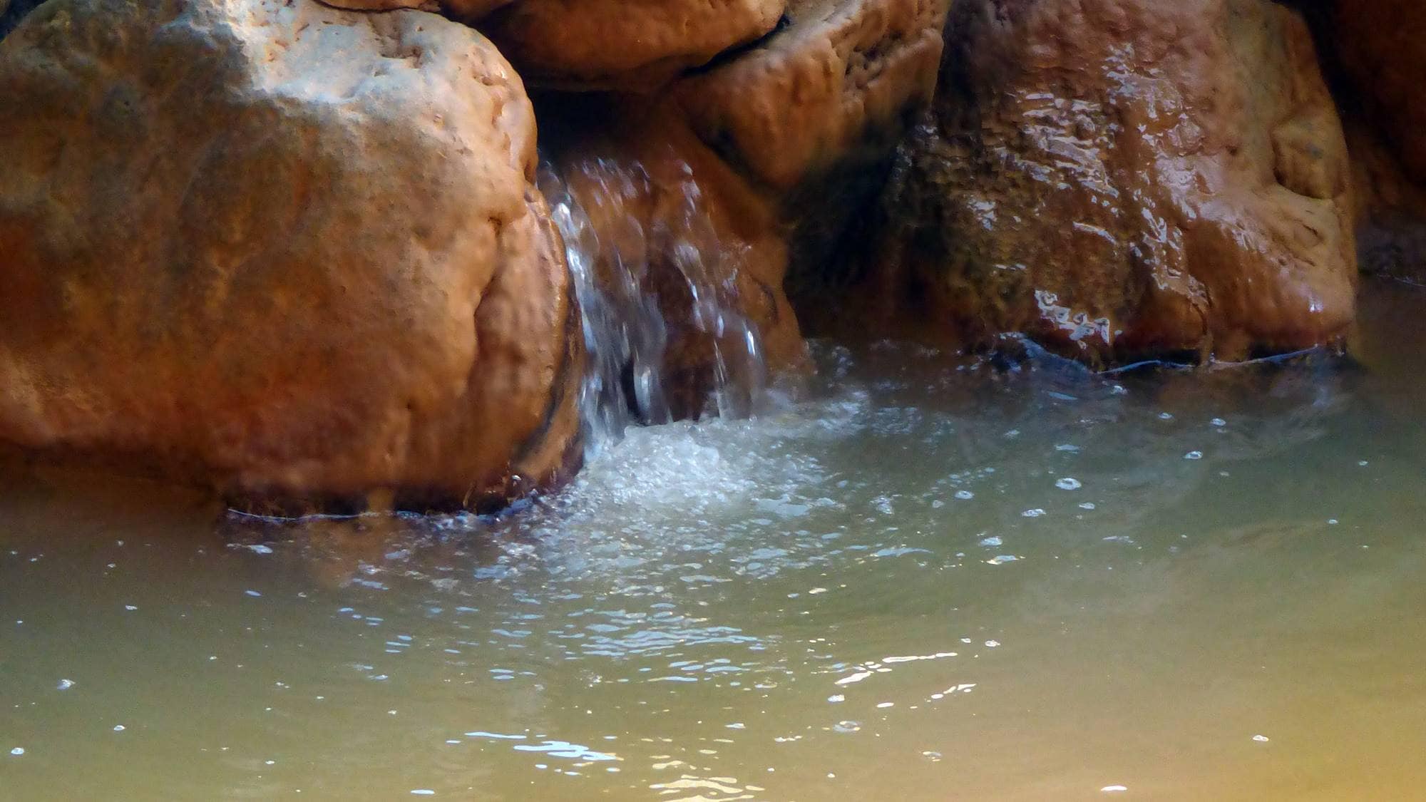  * Aimakawa Onsen, which contains salt and iron hydroxide and has a reputation for warming the body well.