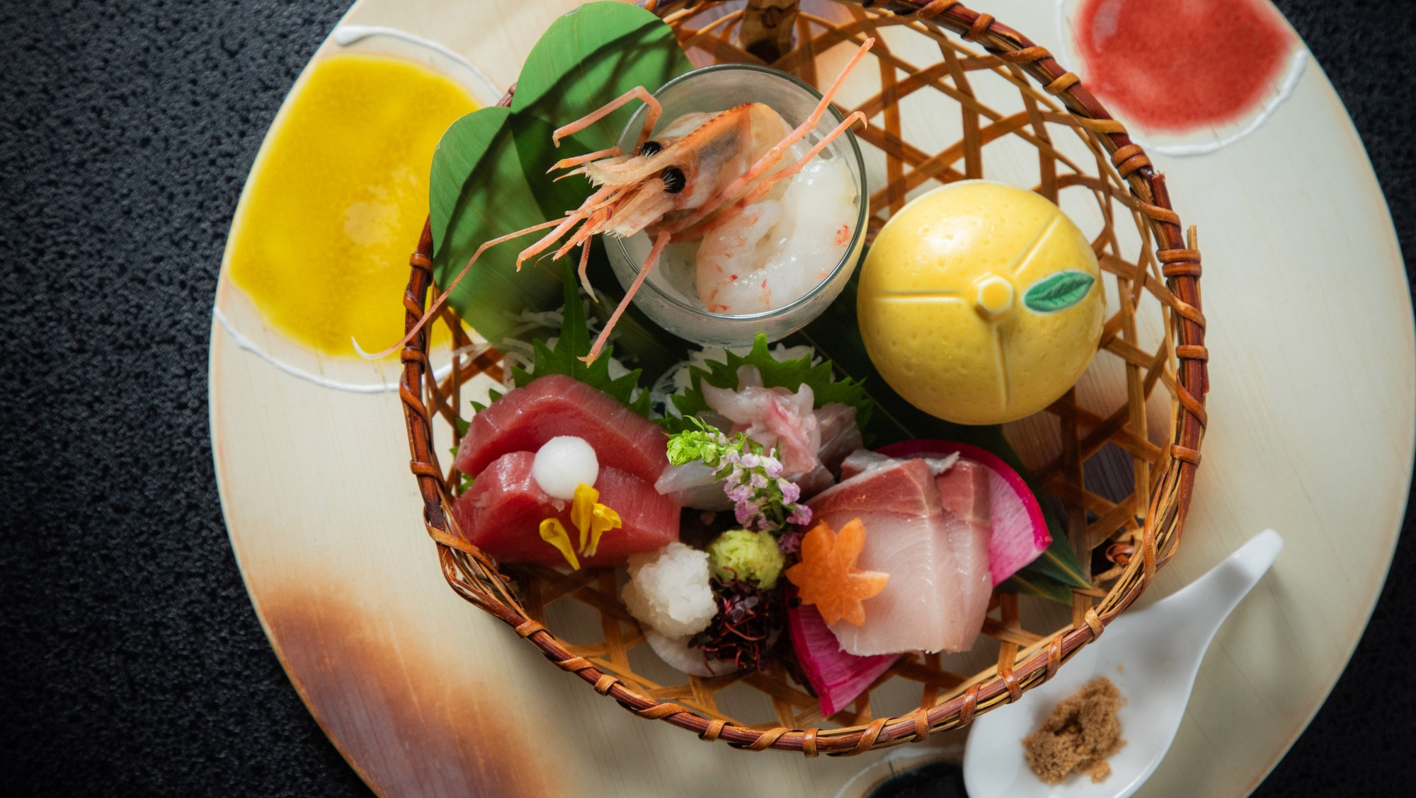 【2025年秋】生鱼片/北海道捕捞的纽扣虾、喷火湾产的海螺、船上腌制的黄尾鱼