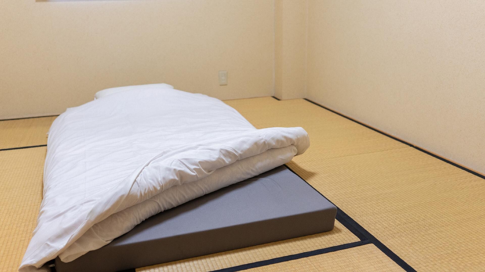 Japanese-style room: 6 tatami mats
