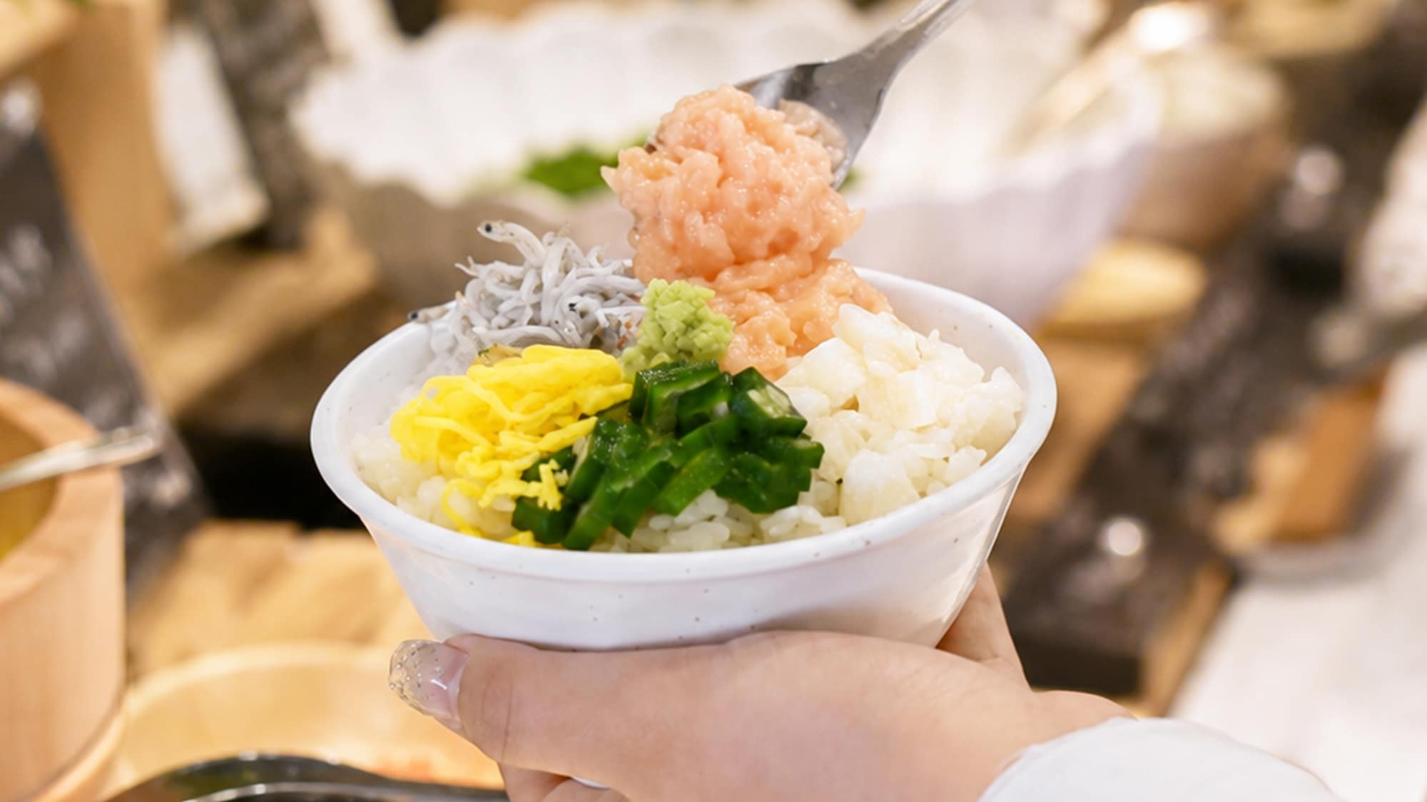 【朝食】豊富なメニューを取り揃えたバイキング。お好きな具材を選んで作る彩り丼も人気です。