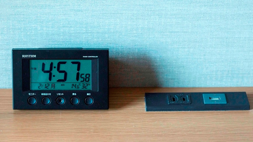 ◆ Digital clock with alarm clock, power strip, modular jack ◆ All rooms are equipped