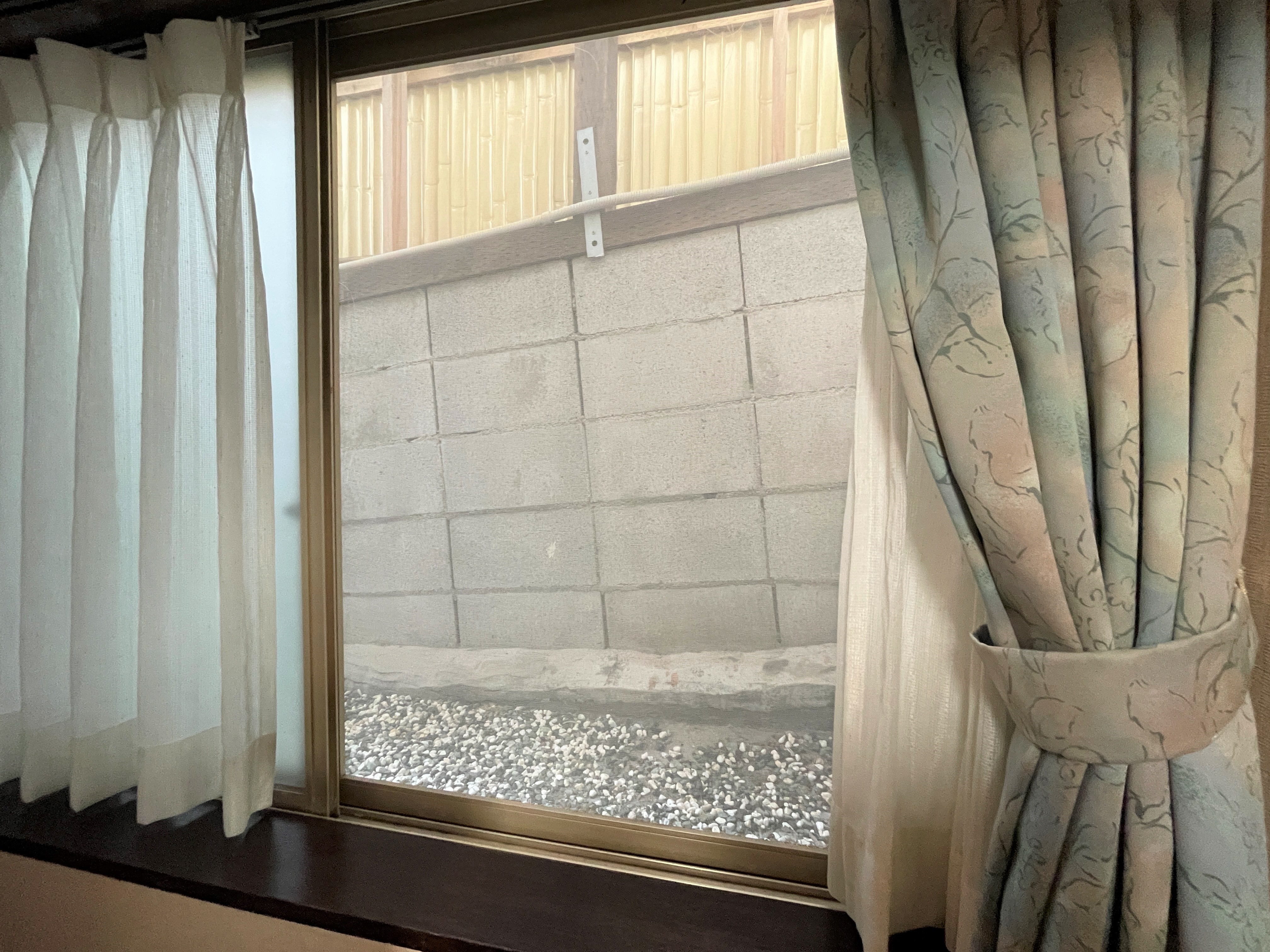 [Reasonable] Stairs, no bath, no view