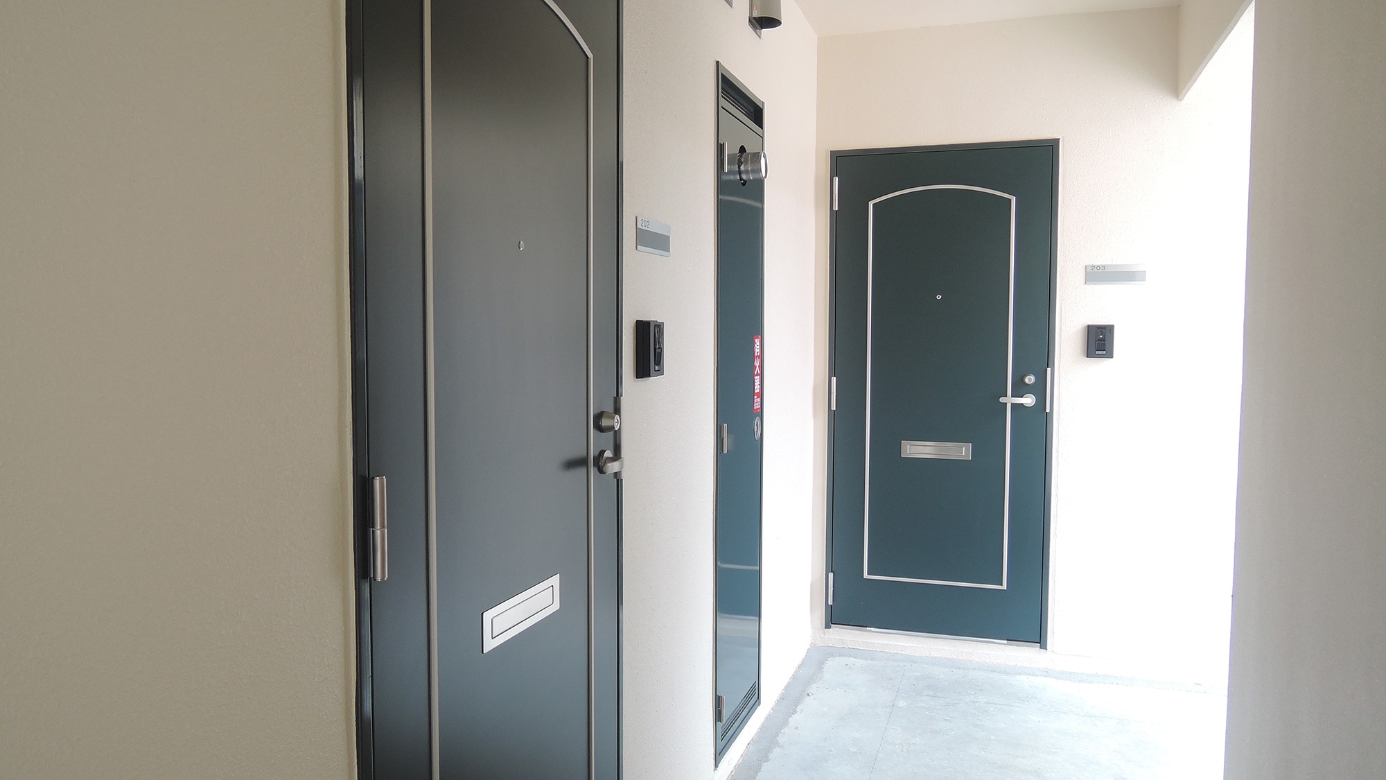 * [Room entrance] This is an apartment-style room.