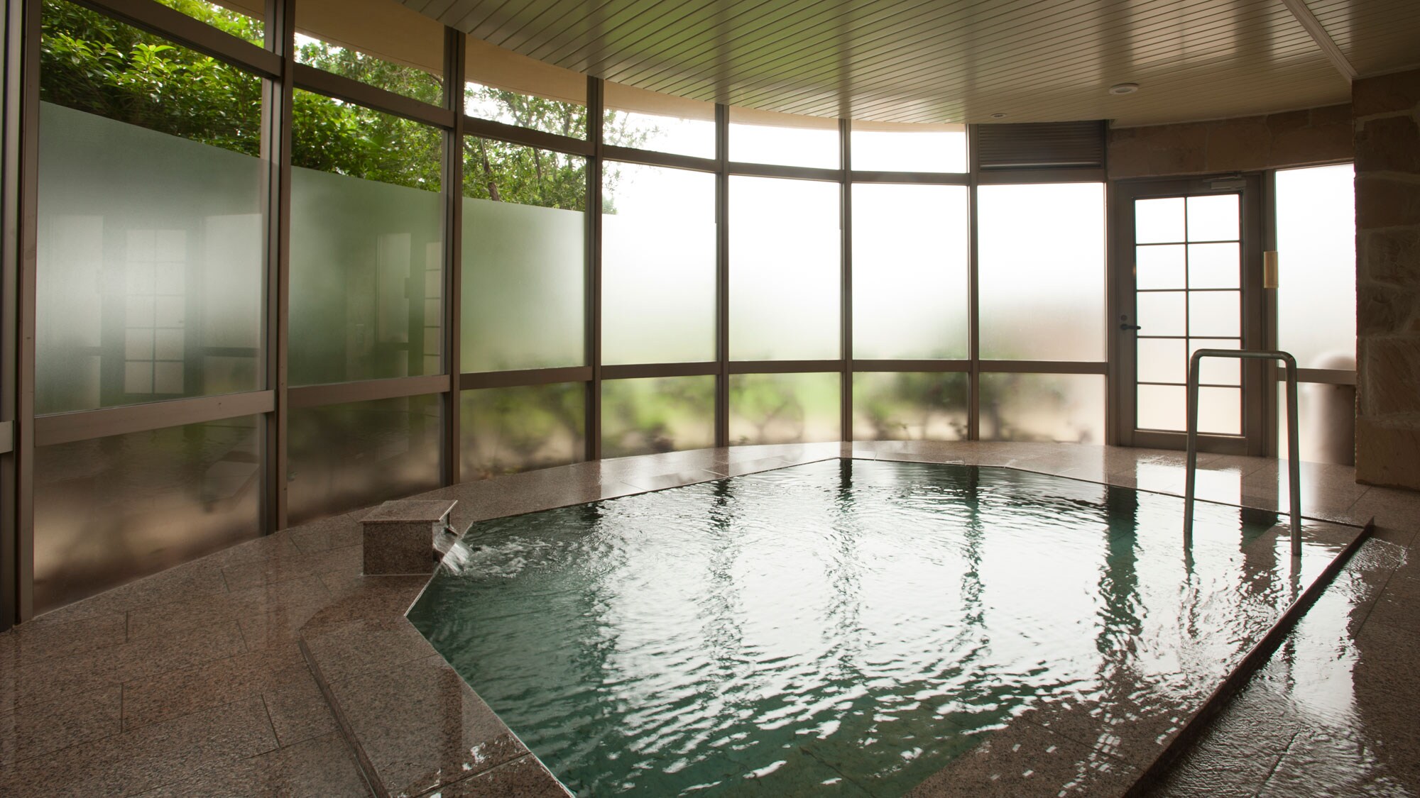 Stretch your legs and relax in the bath.