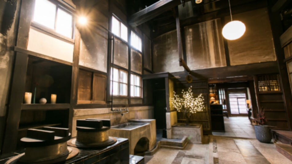 [建筑内部] 前屋保留了其建筑风格，其开放式天花板、横梁、壁炉等元素让人想起当时的生活方式。