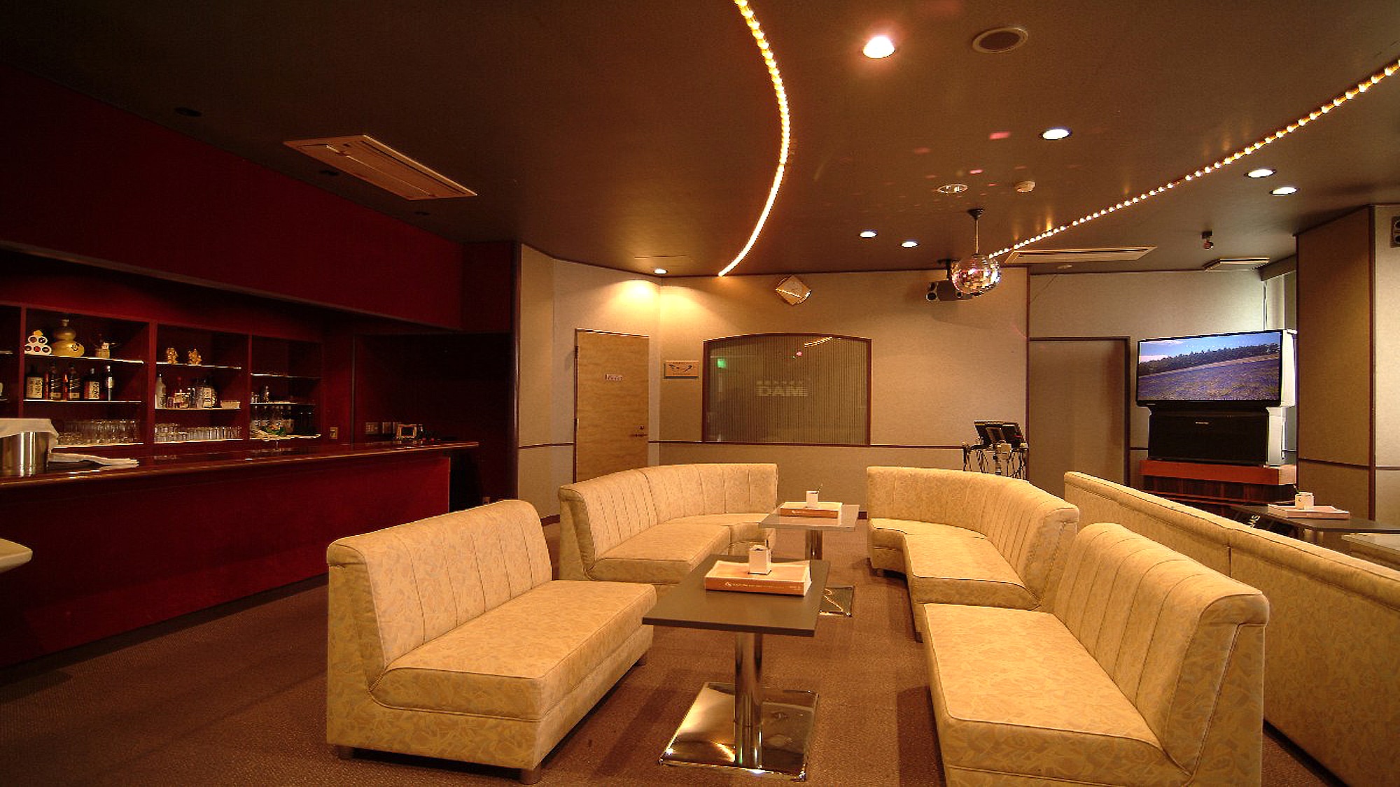 卡拉OK酒吧“點亮”