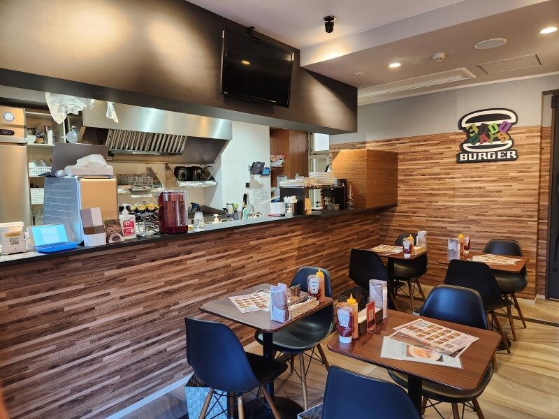 The tenant is a hamburger restaurant.