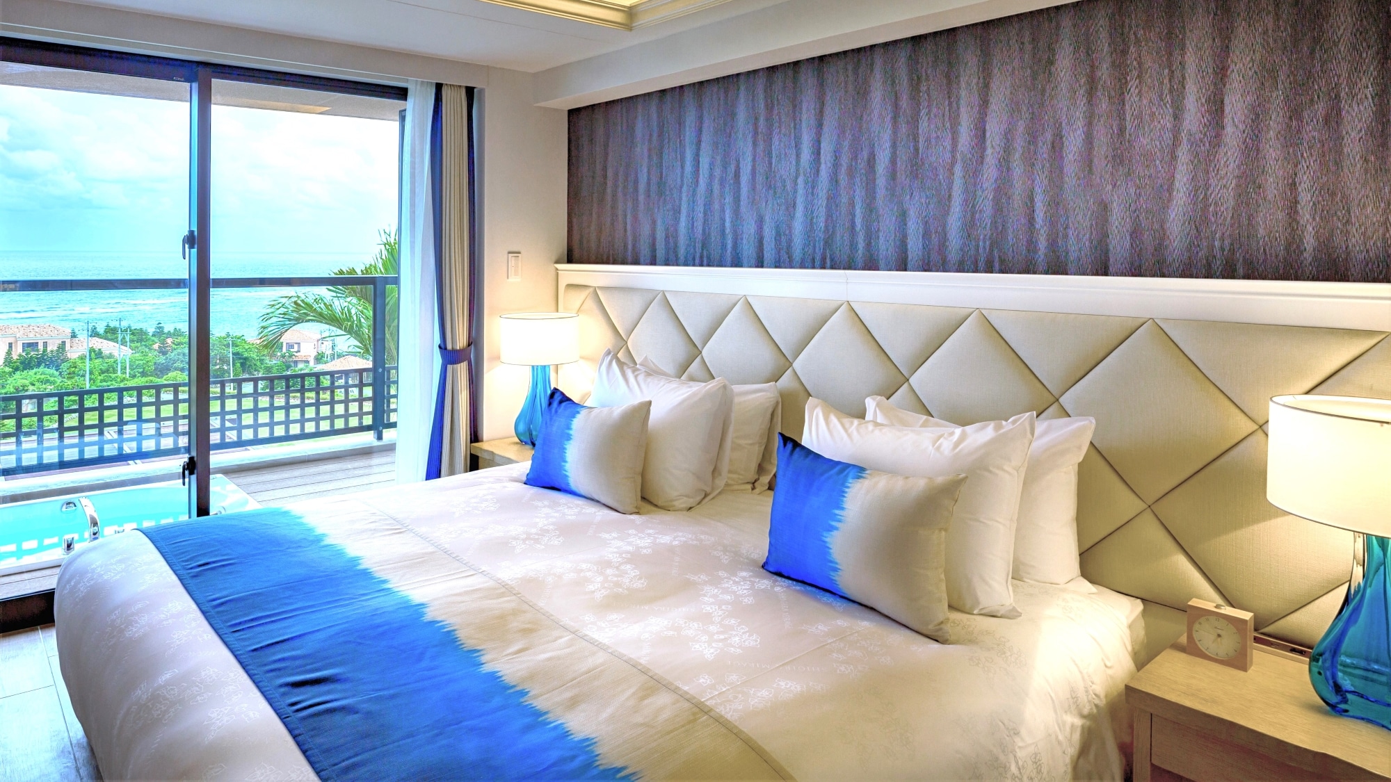 [Bayside/Deluxe Suite 2 Bedrooms (with daybed)] King-size bed (example)