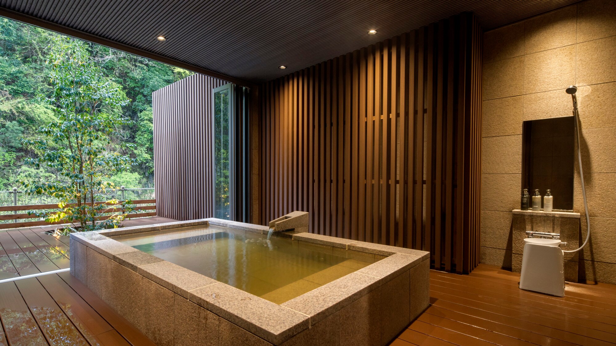 Guest room with semi-open-air bath "Yamabiko"