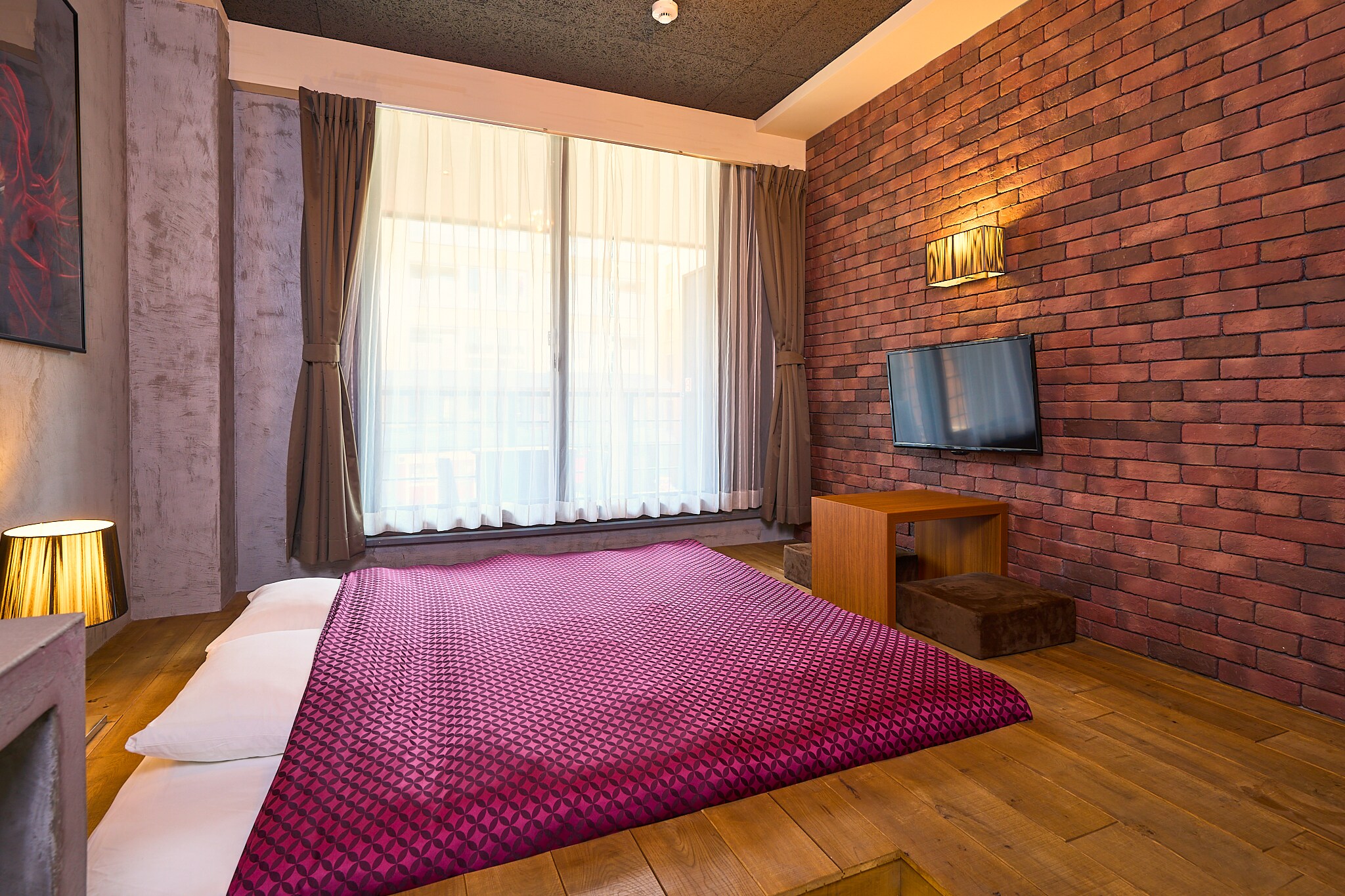 One king size bed, separate bathroom and toilet, electric kettle, TV and table.