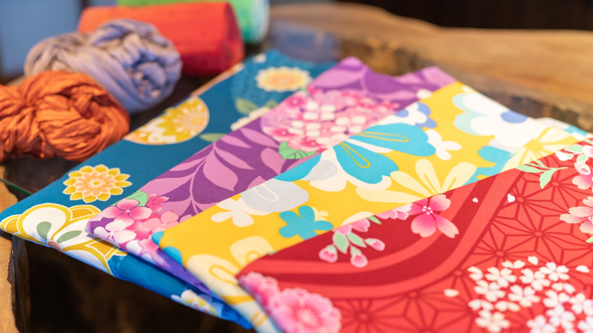 บริการพิเศษสำหรับแขกผู้หญิง : บริการให้เช่าชุดยูกาตะสีสันสดใส