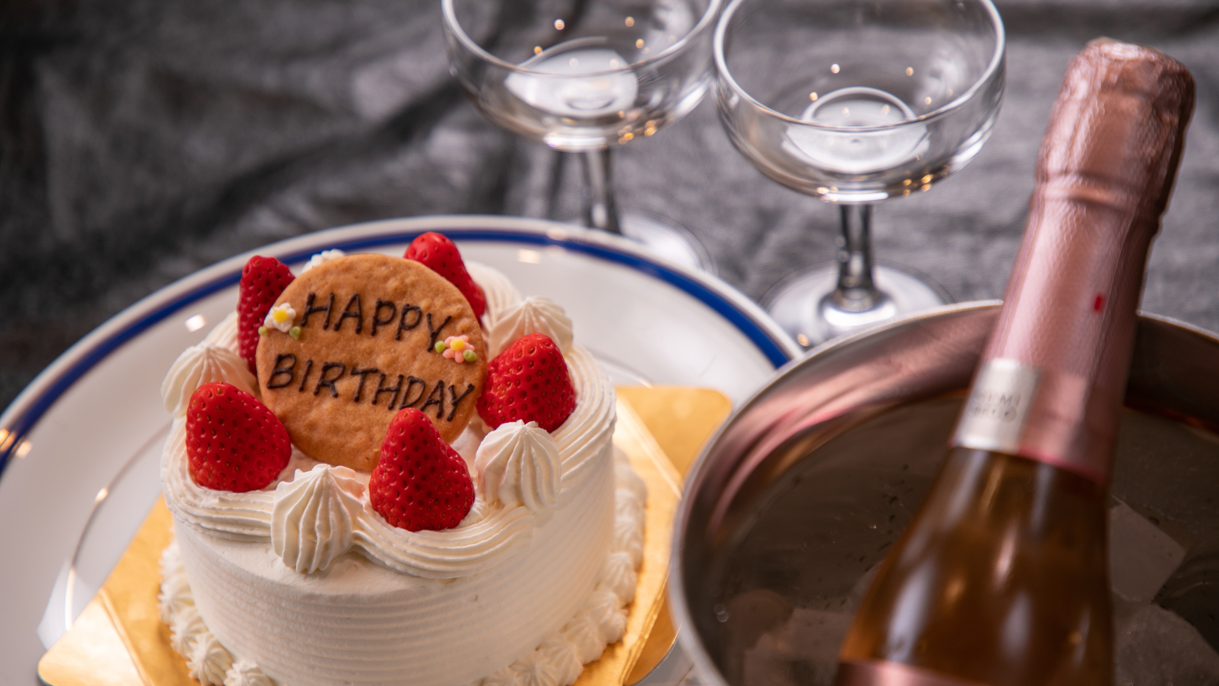[Anniversary cake] Make your special day a memorable one...