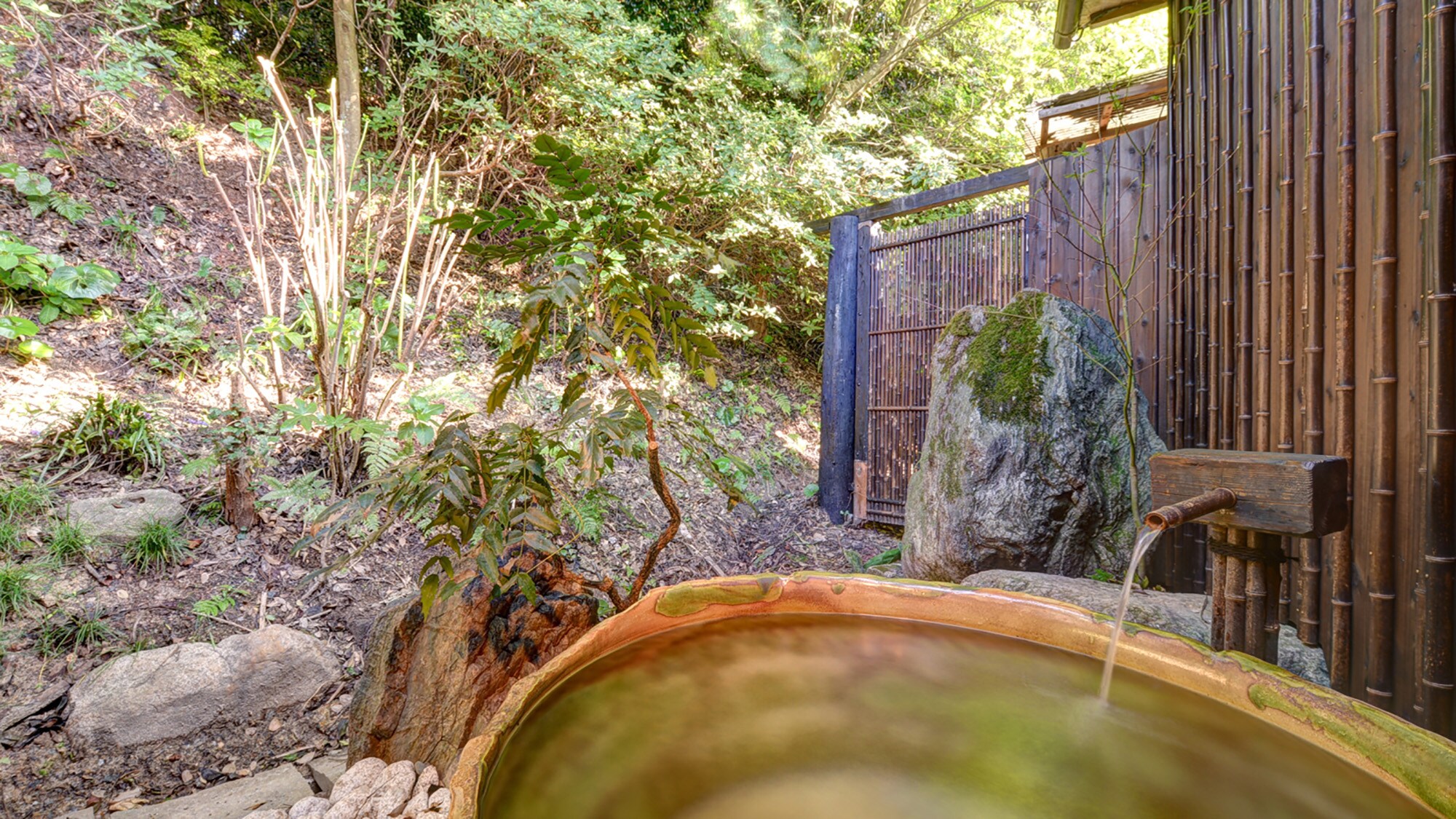 *[Main building men's bath] "Yunokawa Onsen" is one of Japan's three most beautiful hot springs. Feeling the breath of nature while bathing in the hot spring is the height of luxury.