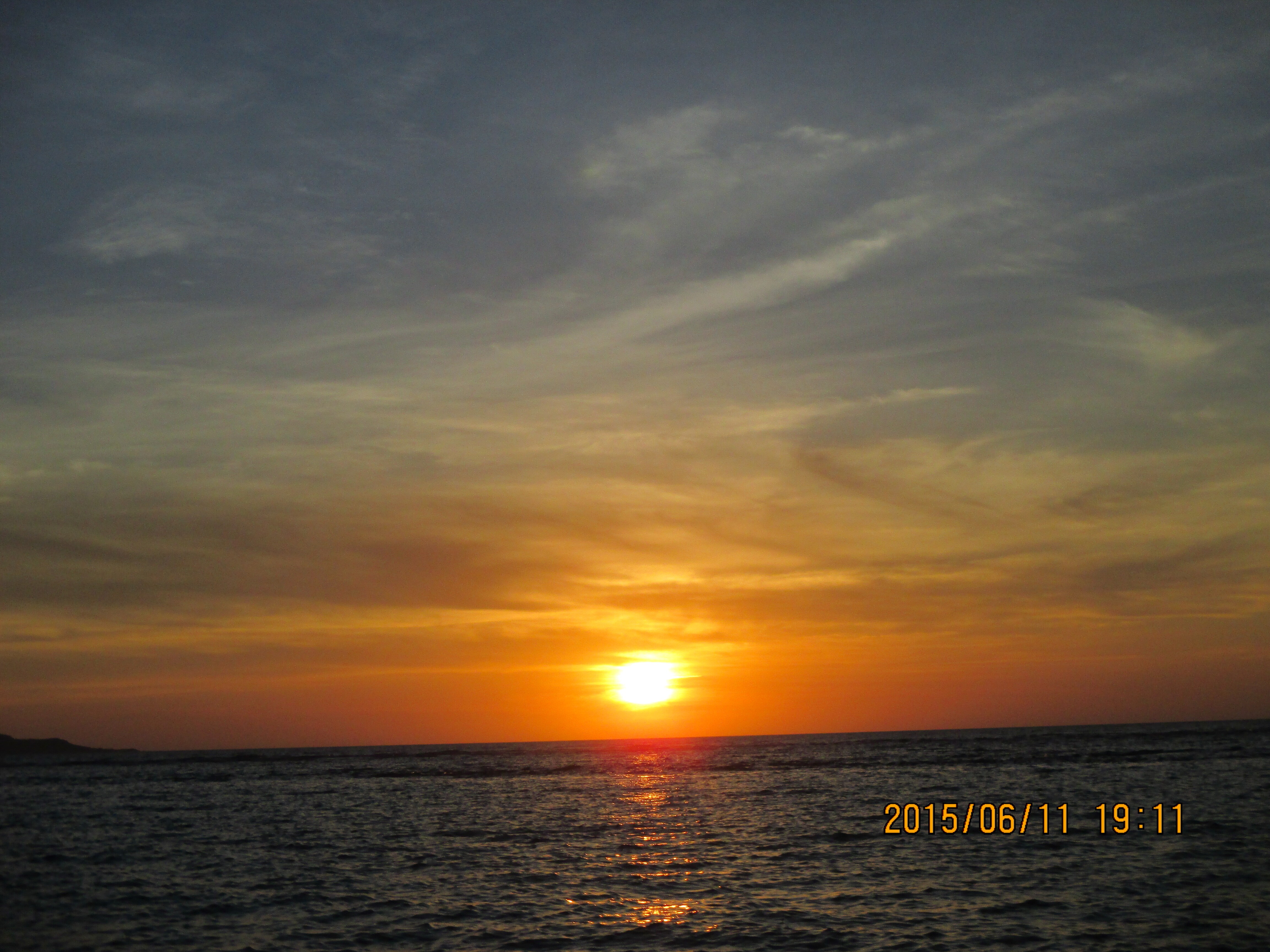 matahari terbenam laut