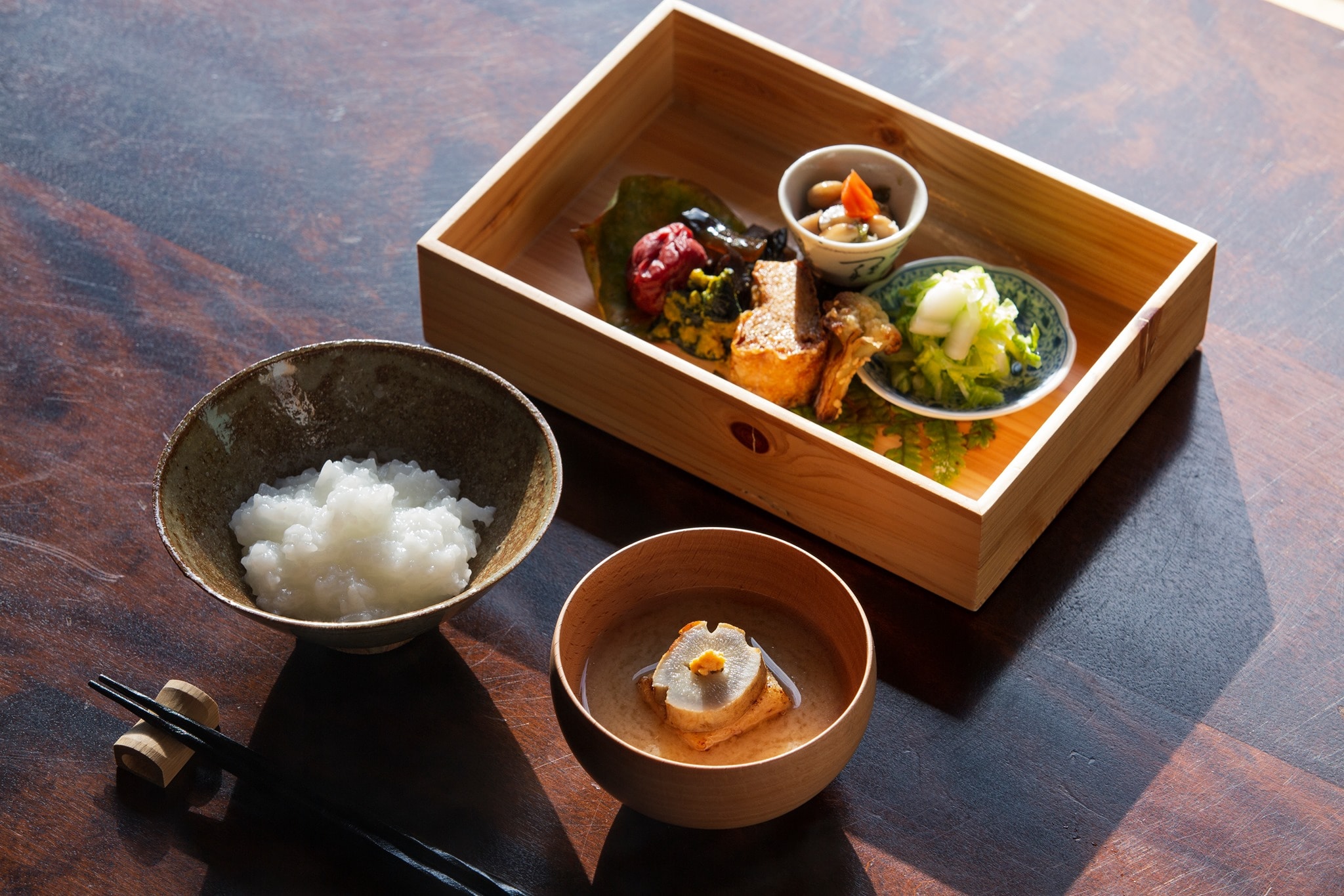 Morning porridge and vegetarian lunch. Eat breakfast at Myotsuji Temple, a national treasure, and experience something you can't do anywhere else.