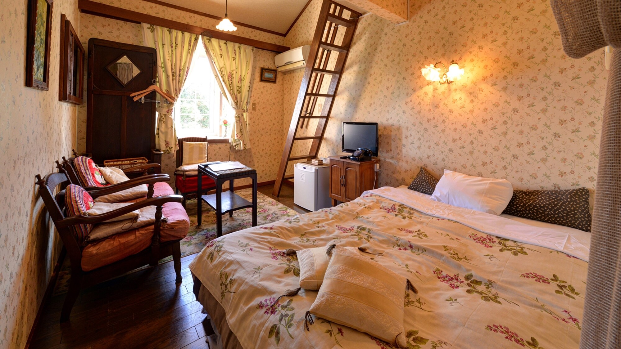 *Guest room (Room 32)