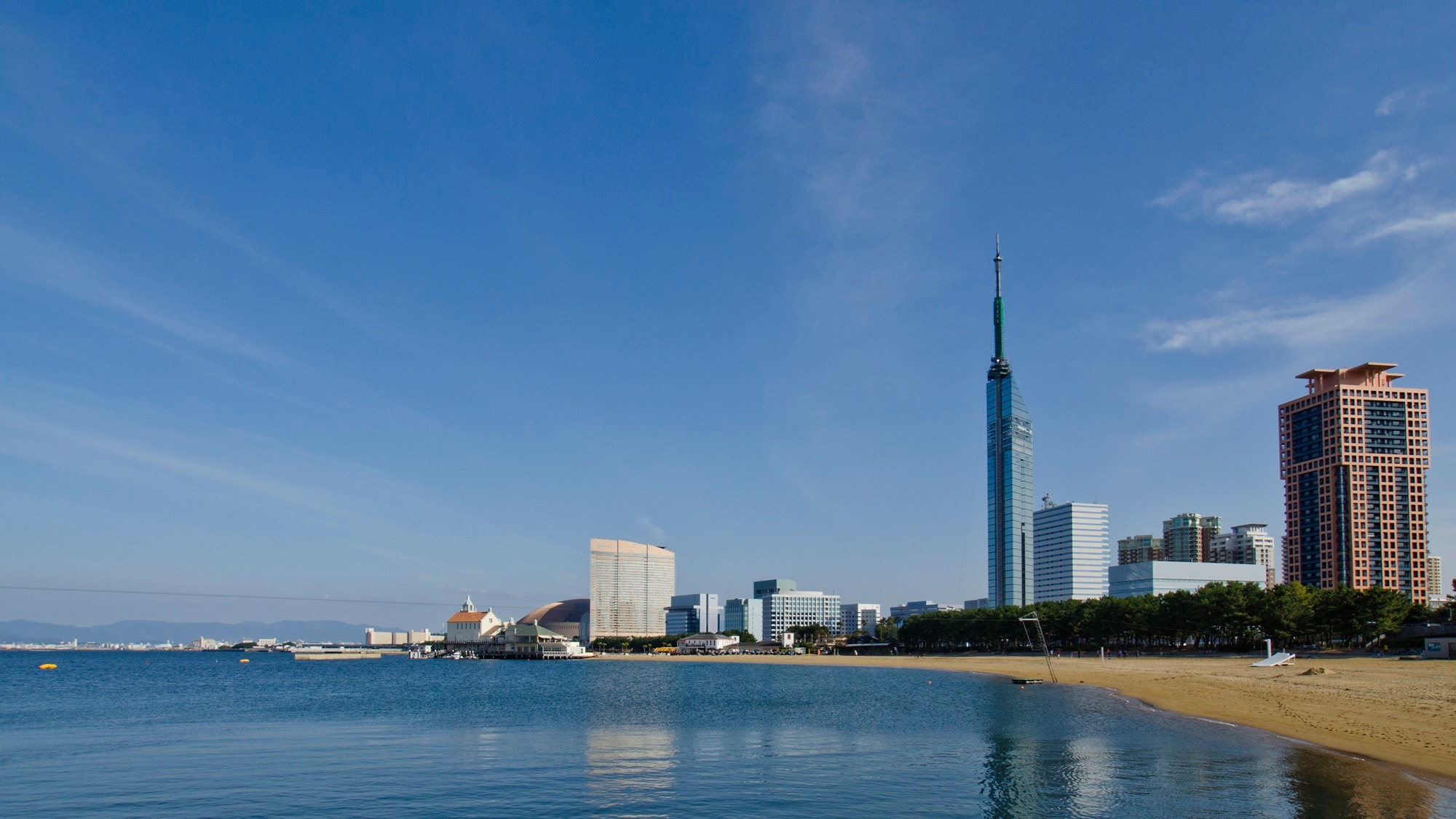 Seaside Momochi Seaside Park (45 minutes by public transportation)