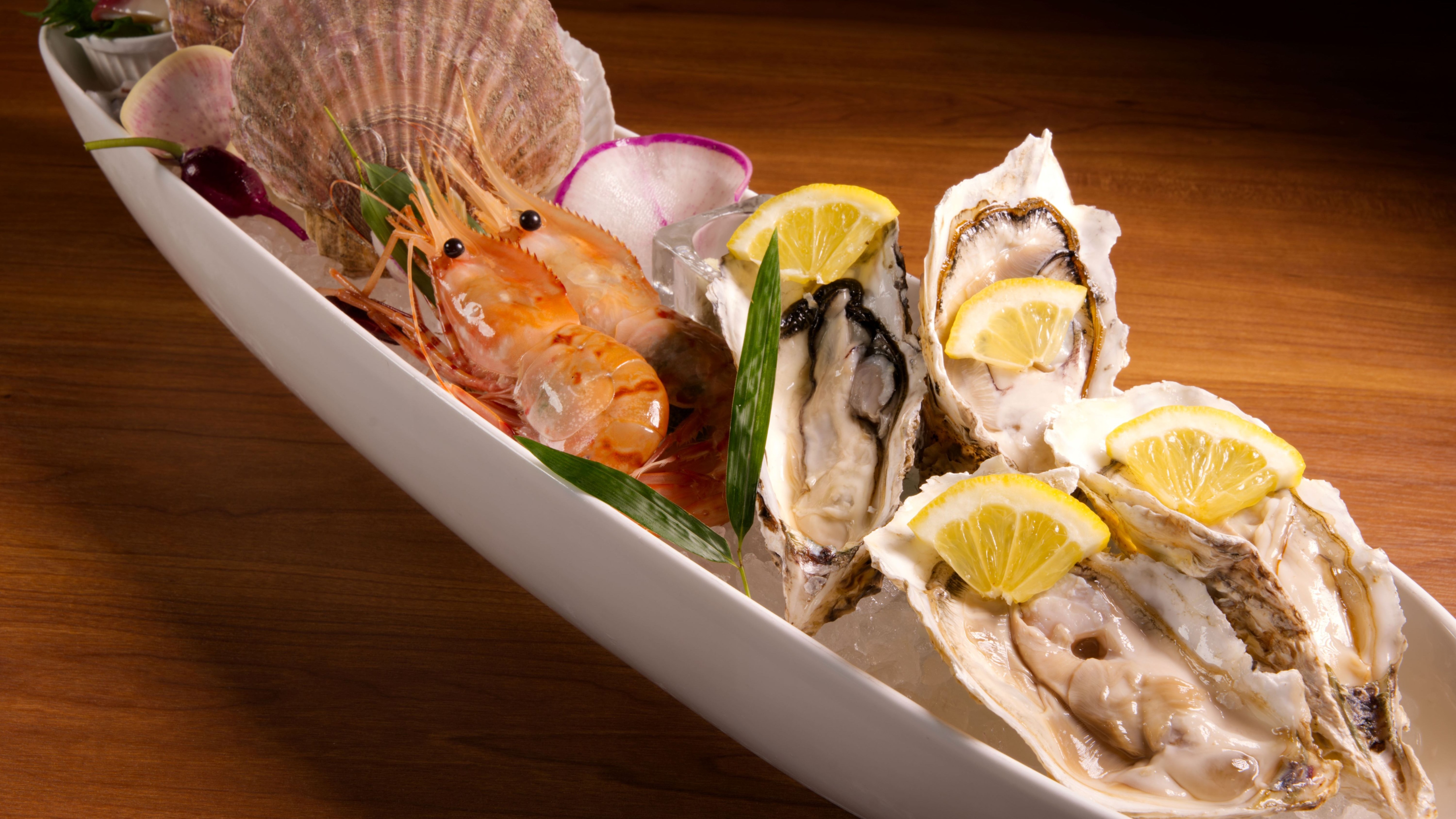 [Buffet] Chef's special luxurious main dish "Seasonal seafood platter" (example of serving for 2 people)