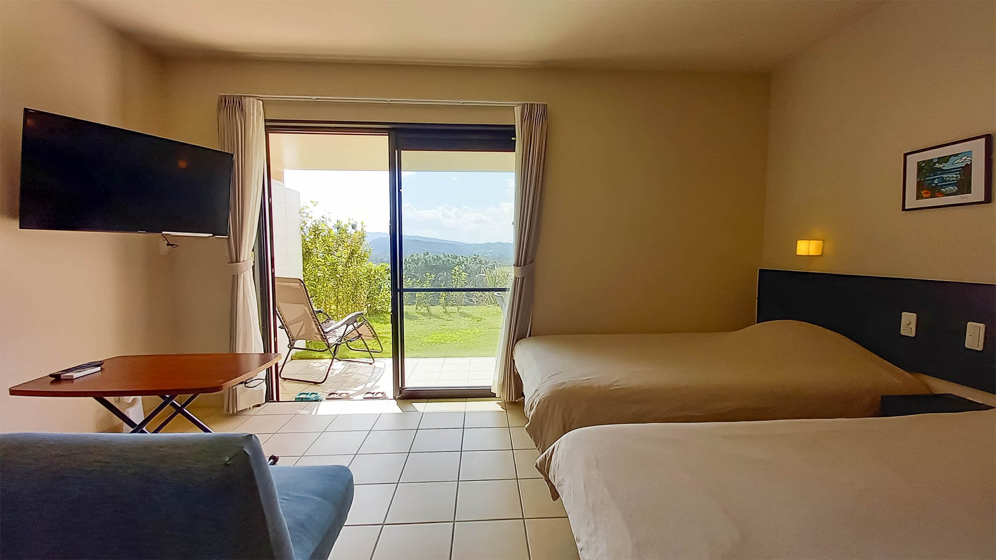 ・ [Guest room] The beautiful natural scenery of Iriomote Island spreads out beyond the window.