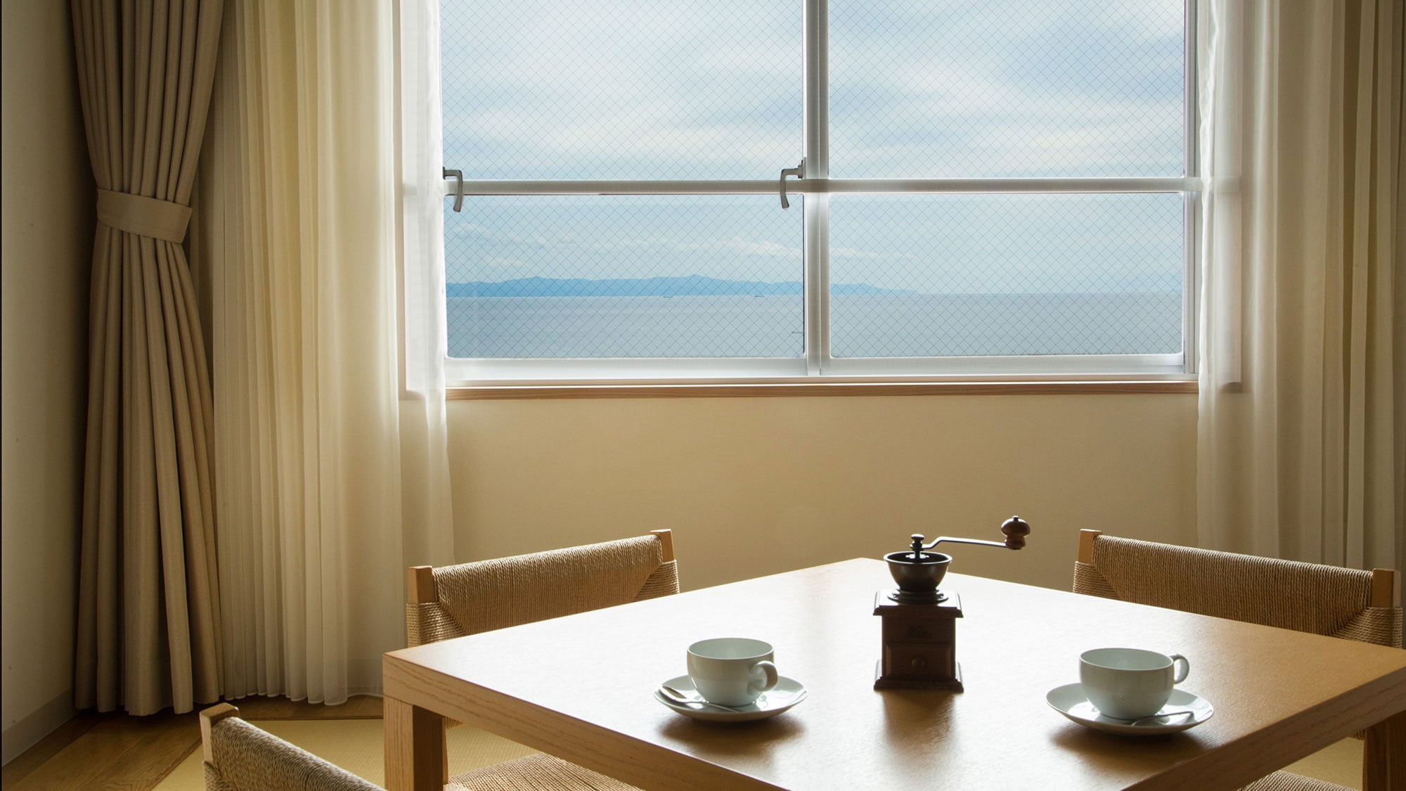 [Example of a Japanese-Western style room with a panoramic bath] Please relax while enjoying some freshly ground coffee.