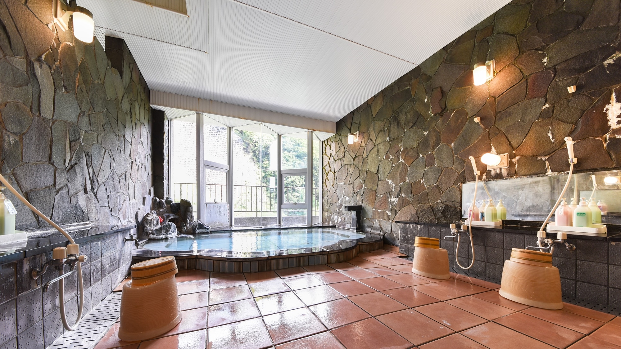 * [Men's large bath] Plenty of hot spring water! Please come and relax.