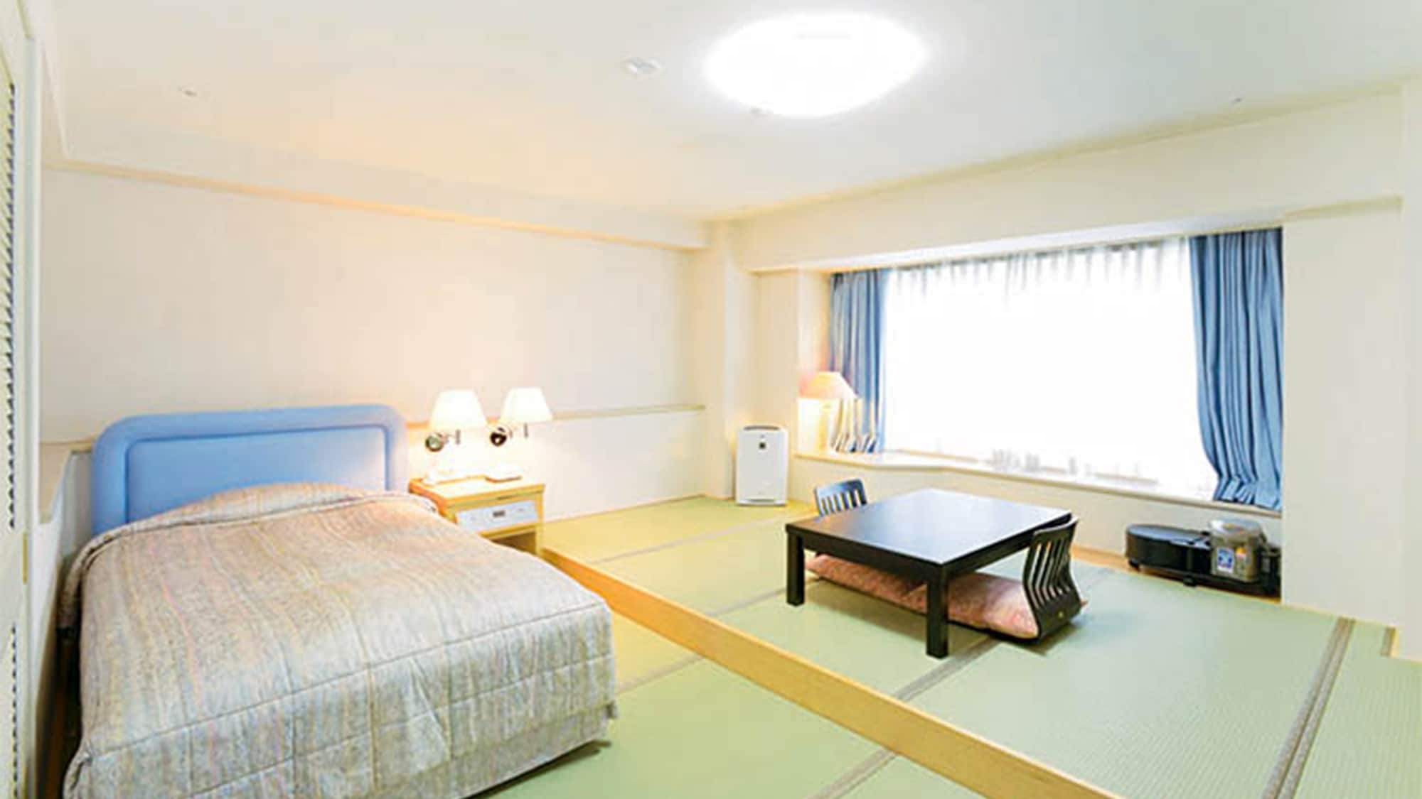 - Phòng Nhật - Tây: Một giường bán đôi trên sàn trải chiếu tatami. Chúng tôi sẽ cung cấp thêm đồ giường khác.