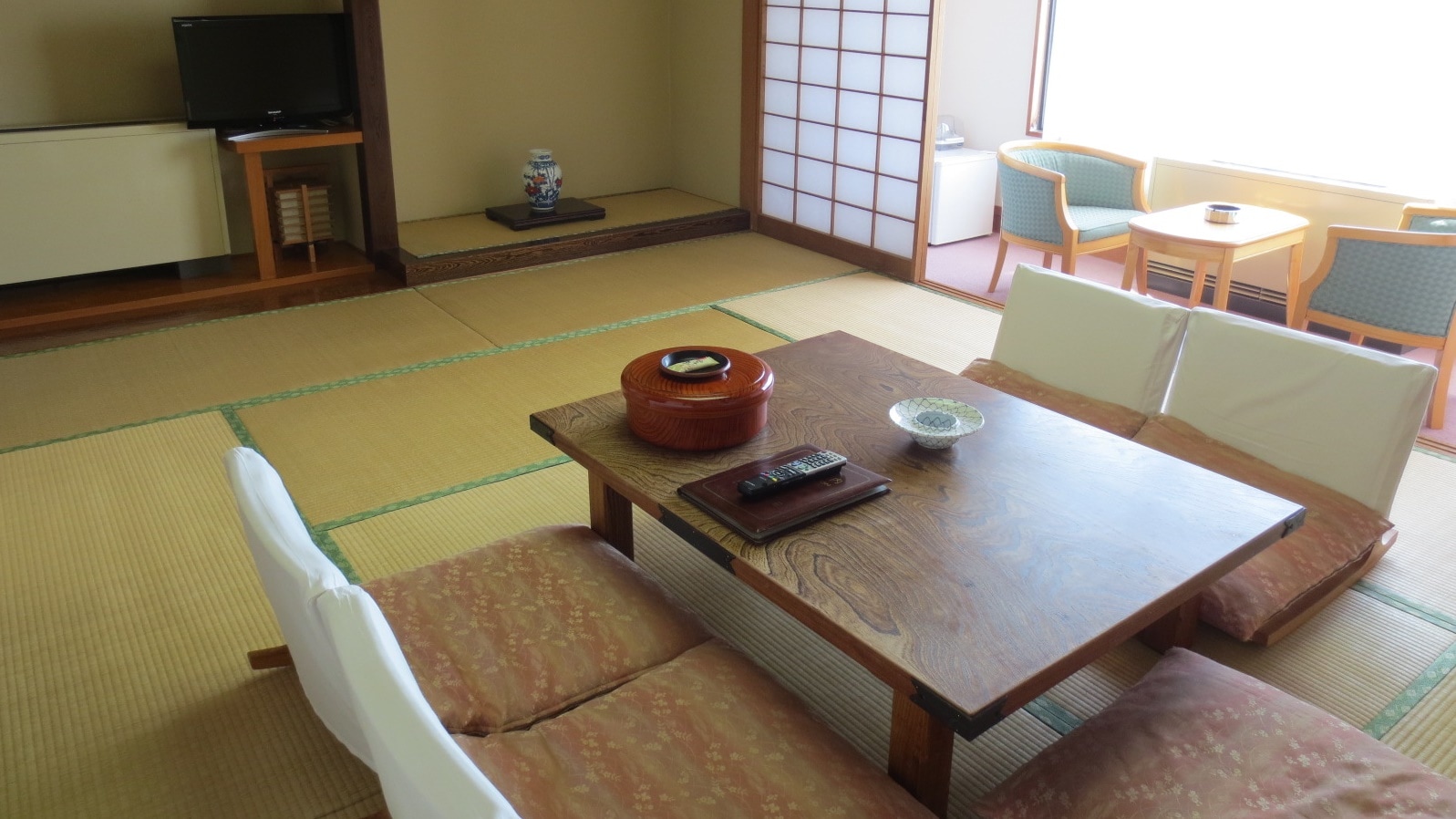 Japanese-style room (10 tatami mats) (with bathroom and toilet)