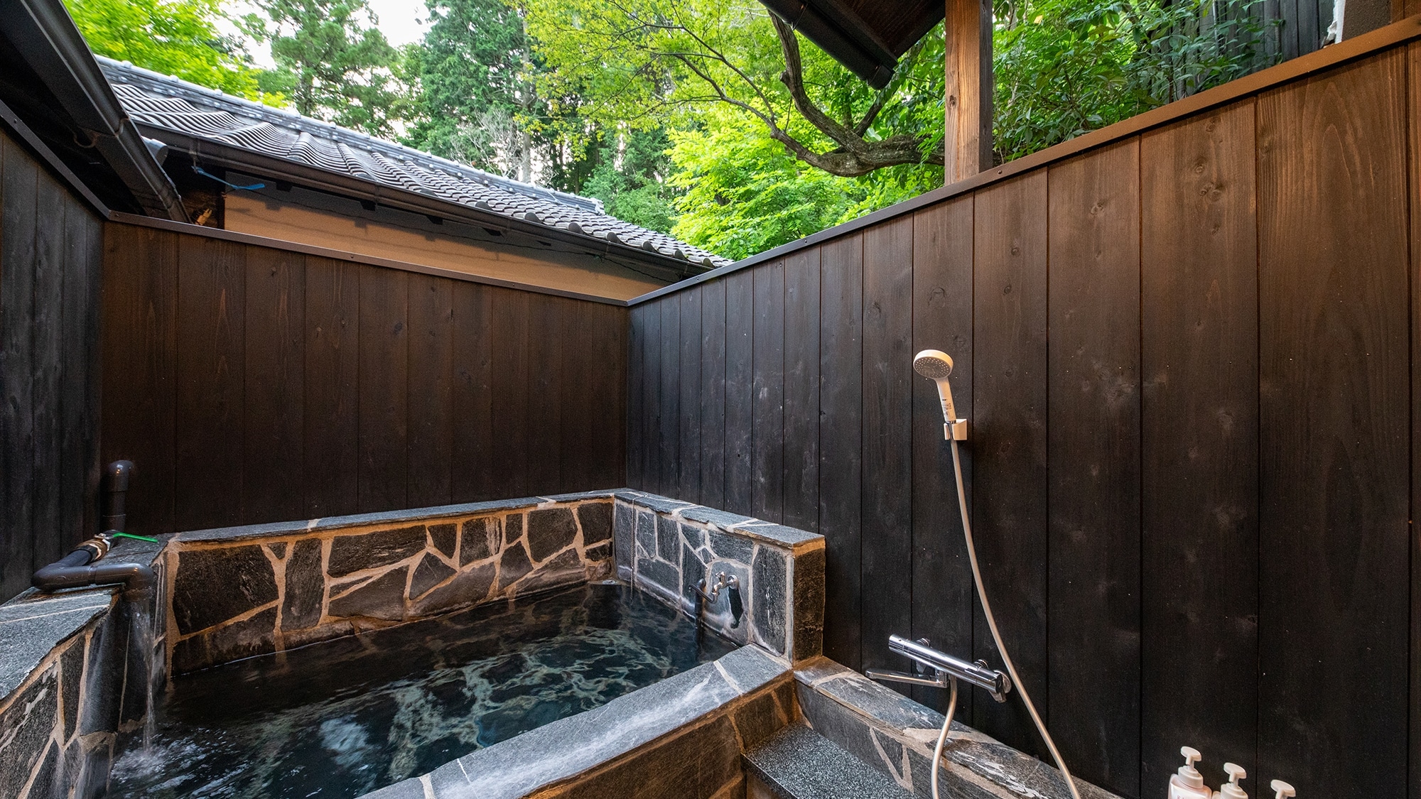[Ayame] Main building 1st floor_Japanese-style room 6 tatami mats + Western-style room 4.5 tatami mats. Surrender yourself to the comfortable breeze and warmth of the bath.