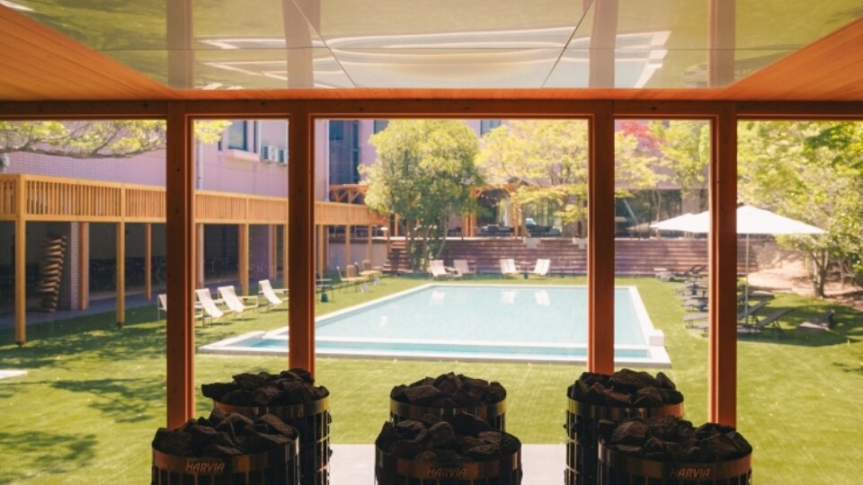 从桑拿室看庭院