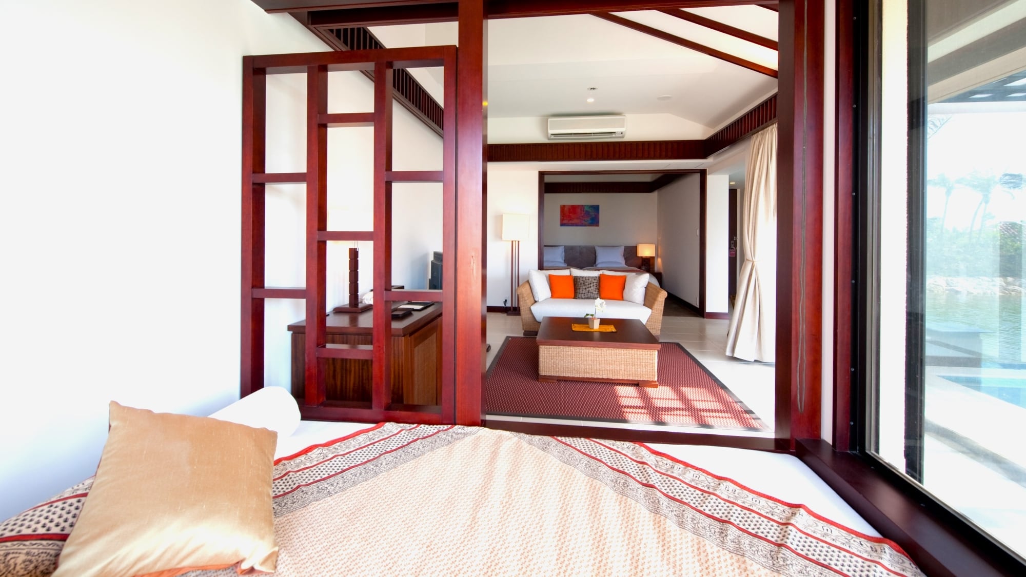 [Pool Villa Lagoon Suite (1F-3F)] Forget the time and relax on the daybed by the window.