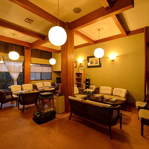 [Inside the building/Lobby] Please relax in the lobby, which is lit up with warm light.