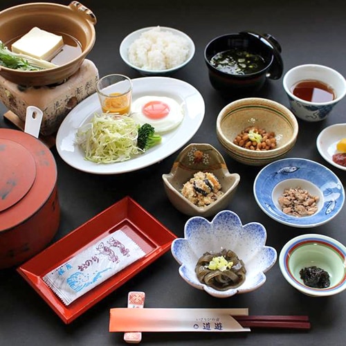 【早餐範例】除了當地的特色菜「Igoneri」以外，還使用了用國產大豆製成的豆腐、納豆等健康食材。