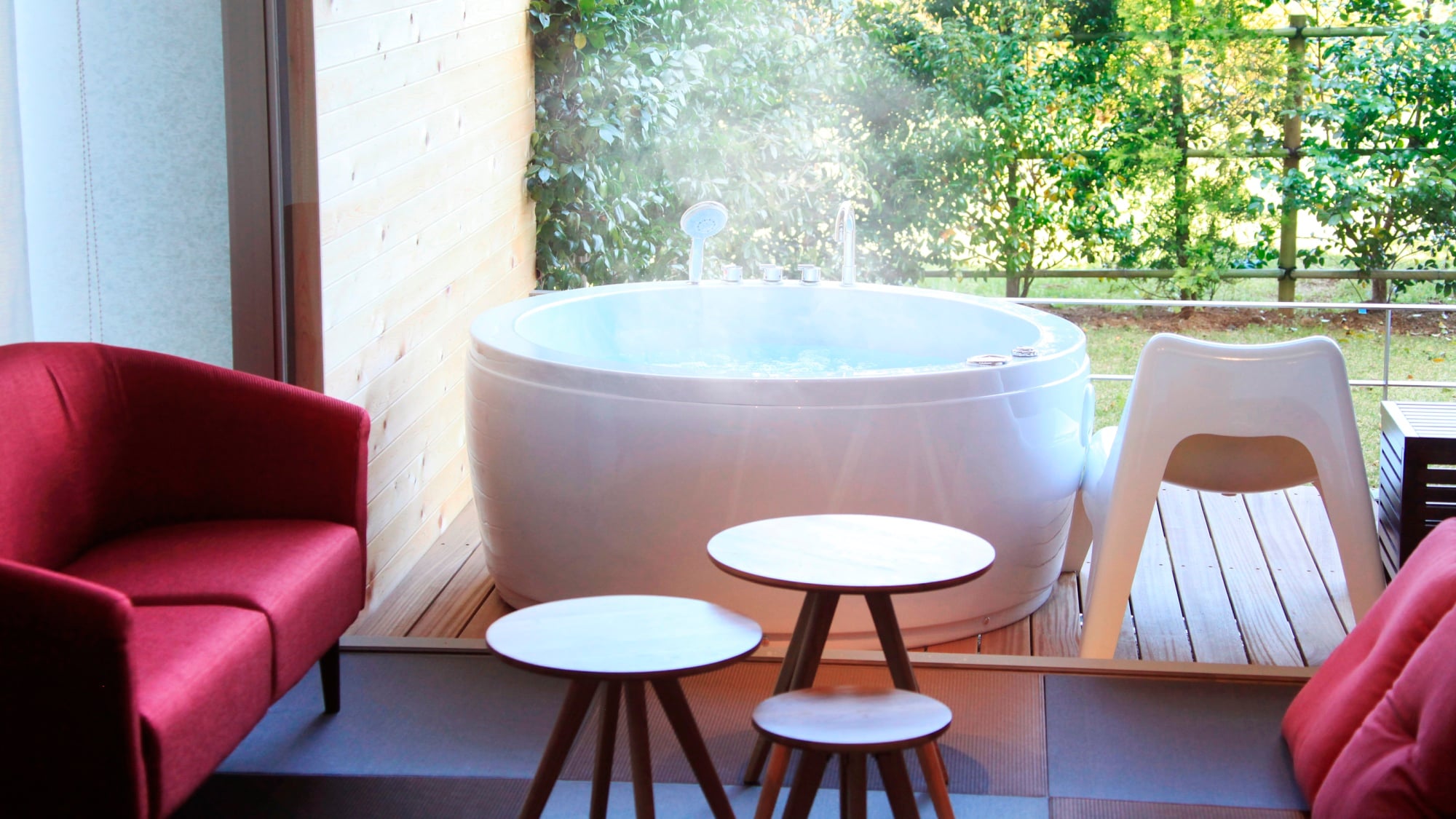 [Japanese and Western room with open-air bath] A space that opens your mind