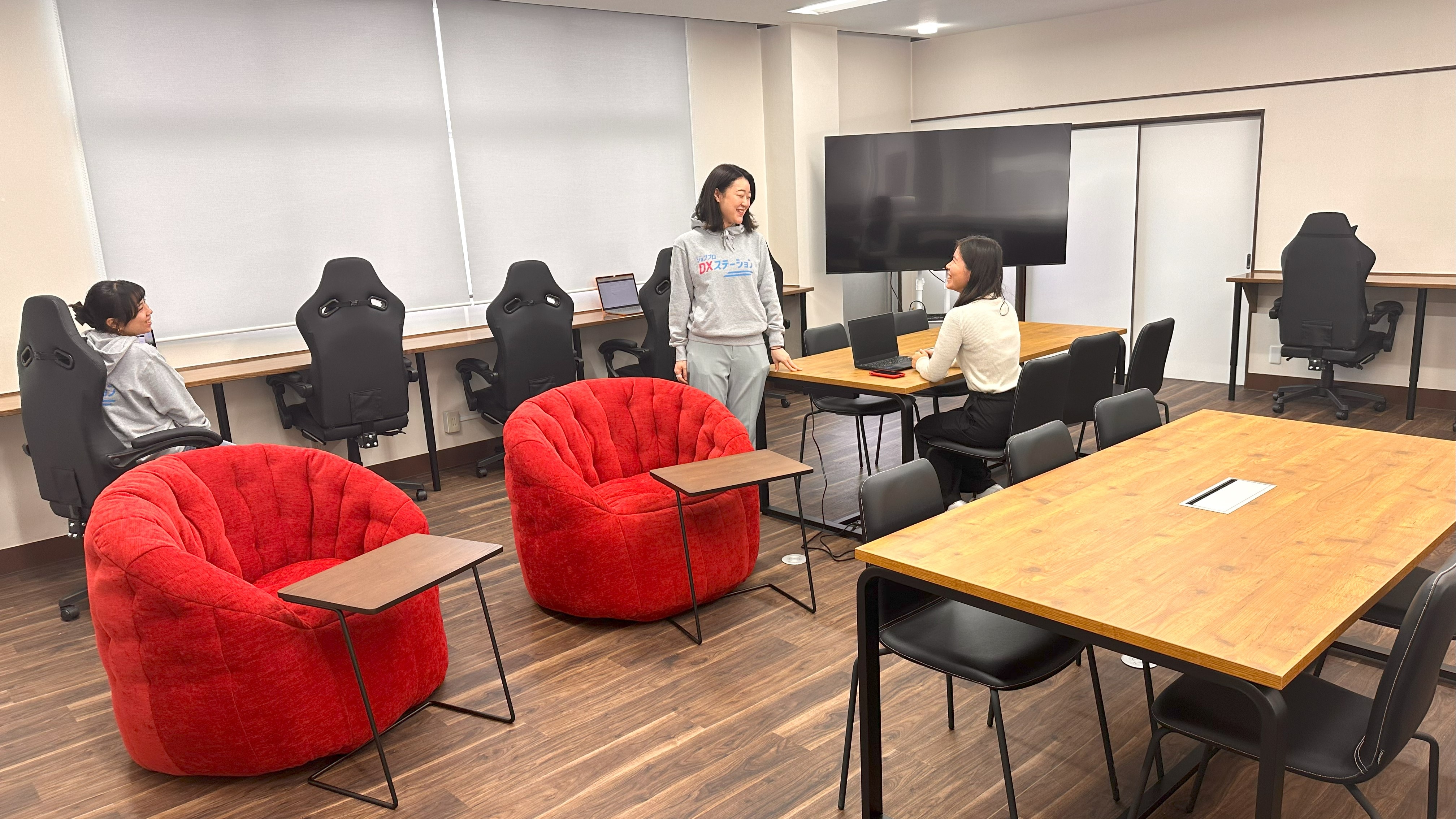 호텔에서 도보 5분 「잡 프로 DX 스테이션」을 비즈니스의 거점으로!