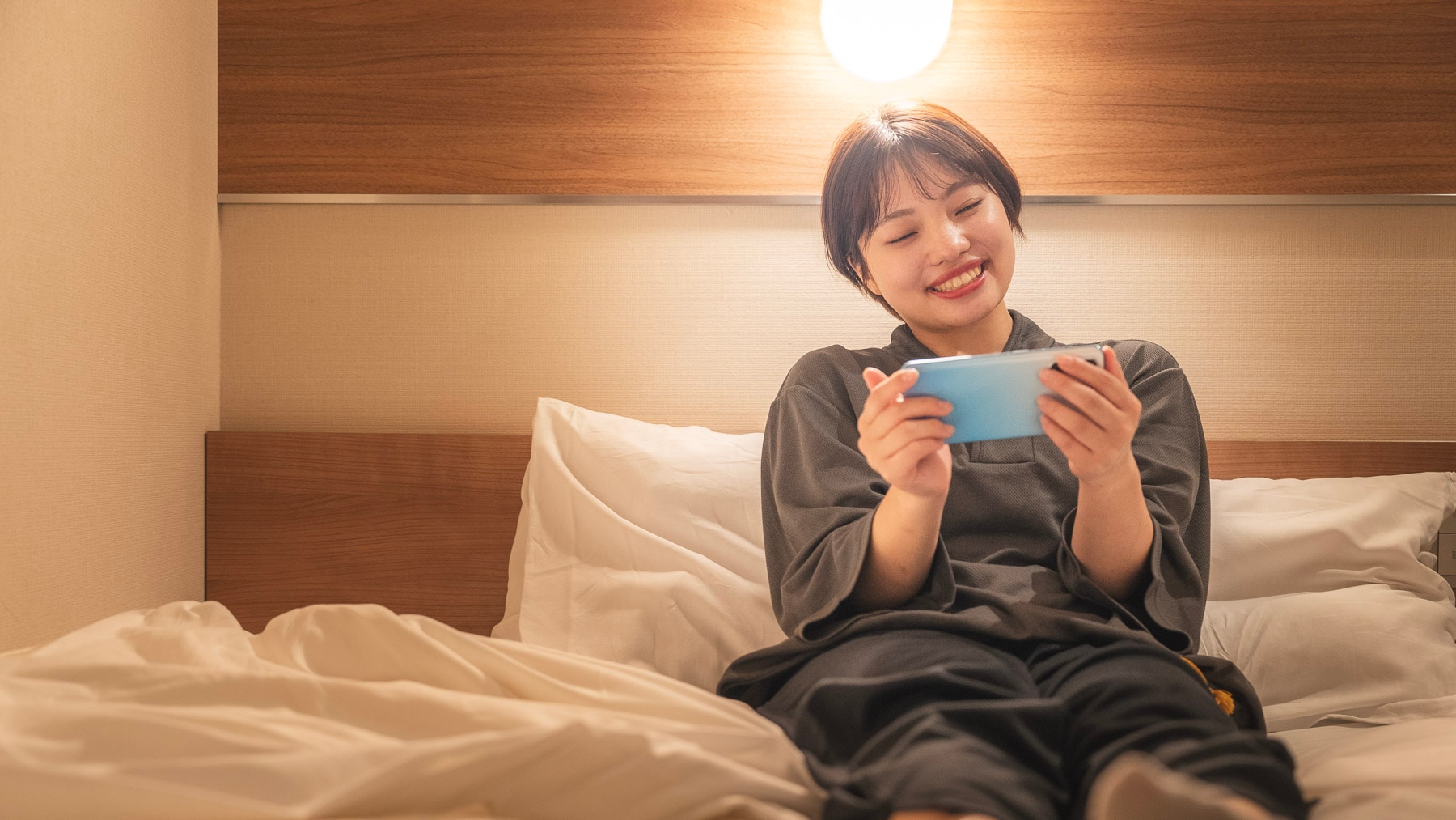 【본관 스탠다드 룸】밤에는 부드러운 불빛이 방을 감싸고 있습니다